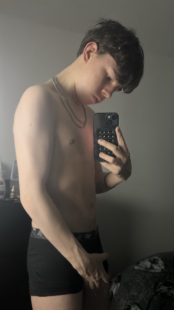 leorichhh4's tweet photo. was rubbing my tip last night and squirted all over 😫🍆💦 DM to buy vid 😈🔥 https://t.co/5XKhjQInxP