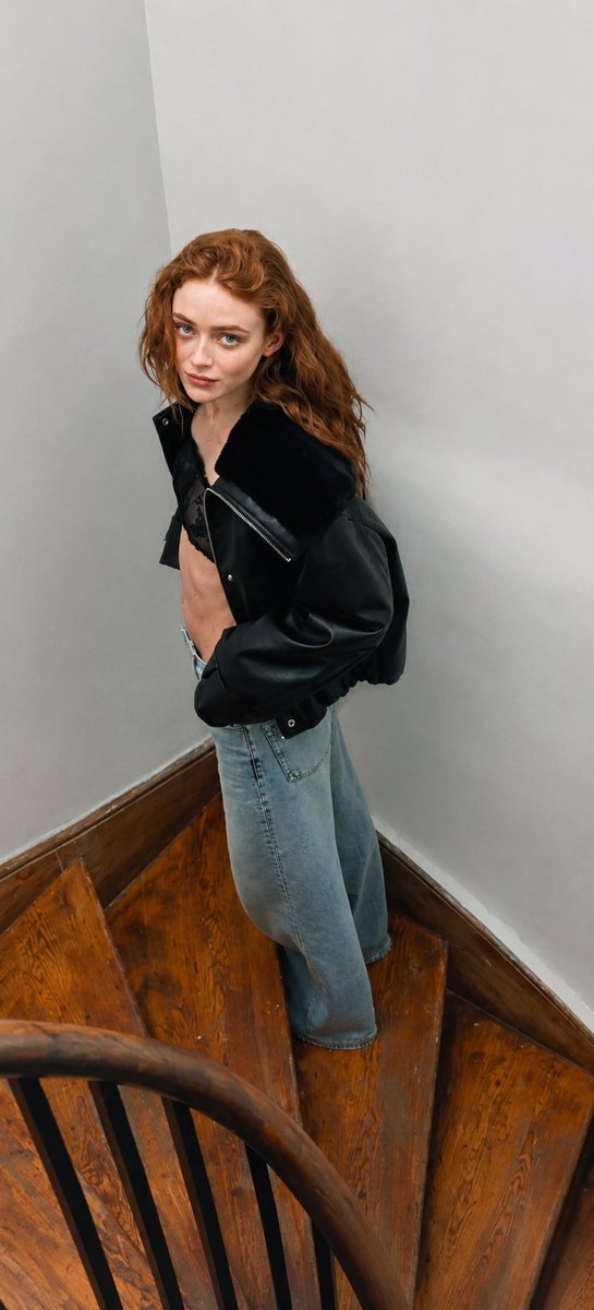 PlusVerseHq's tweet photo. POV: Calvin Klein found the perfect angle. The creative process is captured within this frame 📸. #sadiesink https://t.co/CUuQ99DMzD