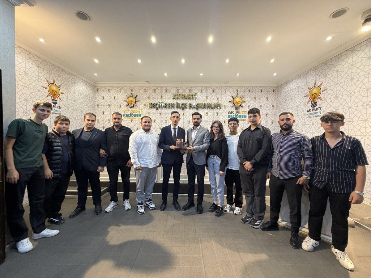 AkgencKecioren's tweet photo. AK Gençlik Keçiören ailesi olarak, Yeni Seçmen Birim Başkanımız Muhammet Emin Doğaner’in doğum gününü, İlçe Gençlik Kolları Başkanımız Mehmet Melikoğlu ve teşkilatımız ile birlikte kutladık.

Birlikte nice AK yıllara. 🤗🎂 https://t.co/3ky4vp4oBr