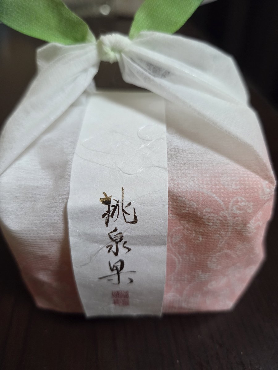 LocoMoco0430's tweet photo. お土産でゼリー貰ったんだけど
桃丸ごと1個使ってるそうだ🍑

まぁデカイ🍑🍑🍑

1個1700円位するらいし…(⊙⊙)!!
超高級品やないかーい！！

ご馳走様でした（๑^ڡ^๑） https://t.co/NOxnAXc5RM