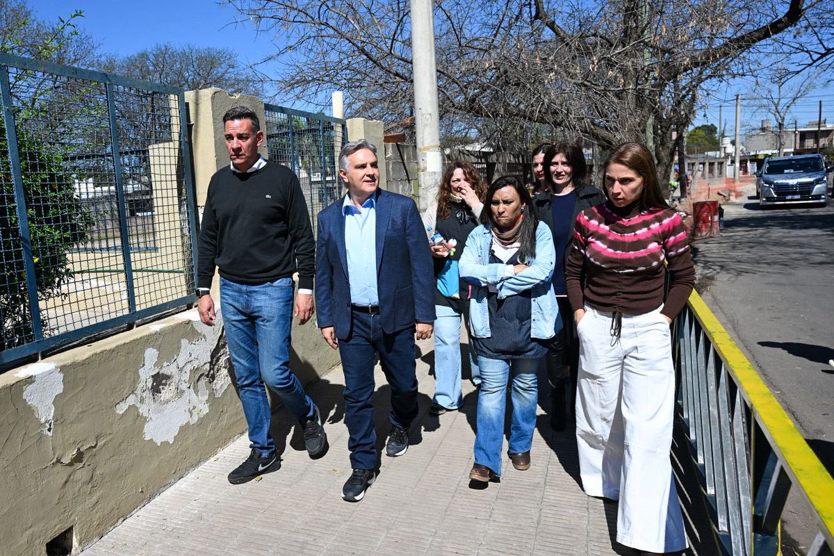 miguelsiciliano's tweet photo. HACEMOS JUNTO A NUESTRAS INSTITUCIONES EDUCATIVAS

Hace unas semanas con @MartinLlaryora visitábamos la obra de reparación de calles en barrio #MarquésDeSobremonte y los vecinos nos manifestaban la necesidad de restaurar las veredas que rodean la escuela Honorato Laconi. 

Hoy ese avance es una realidad, con veredas y rampas que utiliza la comunidad educativa del Laconi pero también del IPEM 20 Rodolfo Walsh y el Jardín de Infantes Bernardino Rivadavia.

Una gestión que se caracteriza tanto por escuchar como por hacer. Córdoba va para adelante.

#HacerParaCrecer