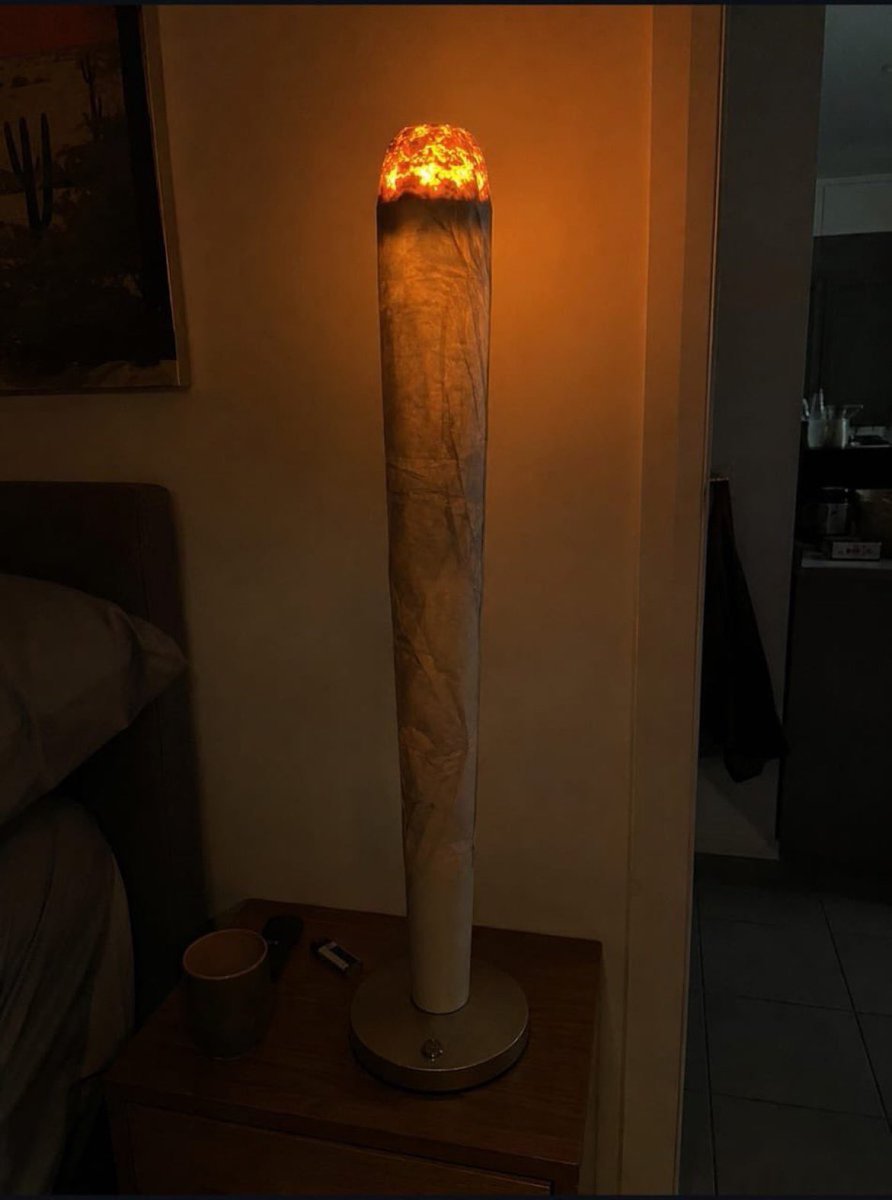 Toooona000's tweet photo. محتجالك اوووي في حياتي😂😂😂🚬
لمبه محششه😂😂 https://t.co/XcBFwlCppn