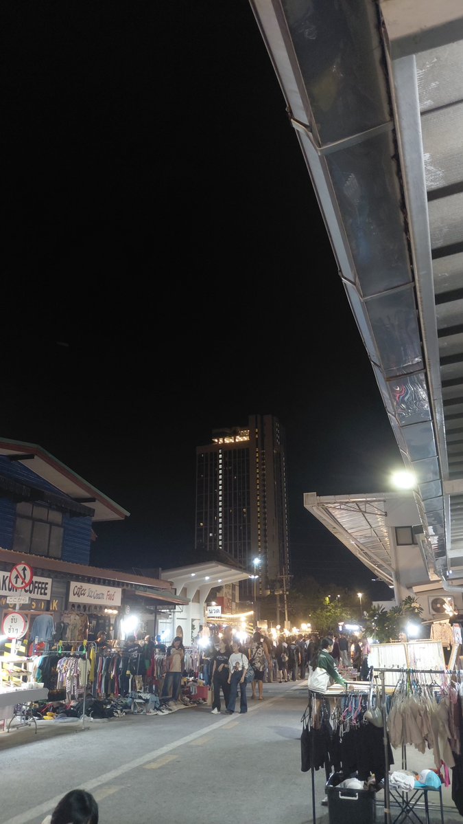 ManawDech84573's tweet photo. เดินเล่น #โคราช #โคราชในเมือง https://t.co/dxdu41FXgU