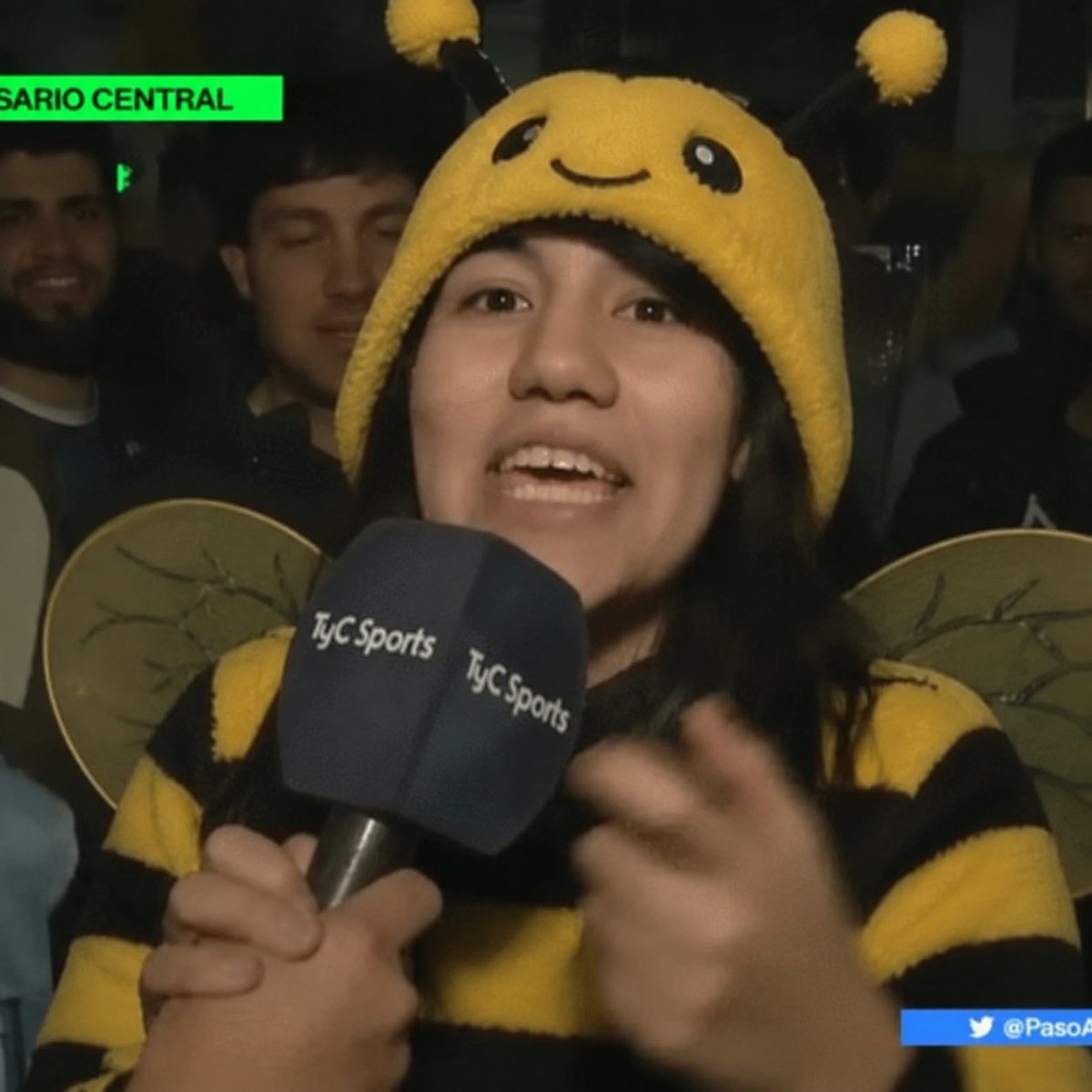ferthorli's tweet photo. VISTE COMO HIZO LA REINA?
 ASÍ HIZO, ASÍ 
SABÉS LO QUE ES ESO?
MIEL, MIEL PURA https://t.co/e3N1v4UnTD