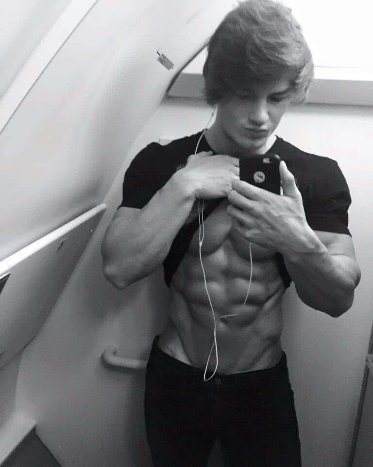 GoldenVitalist's tweet photo. If you’re not checking your physique in public you probably haven’t made it yet https://t.co/1RQdZj5te6