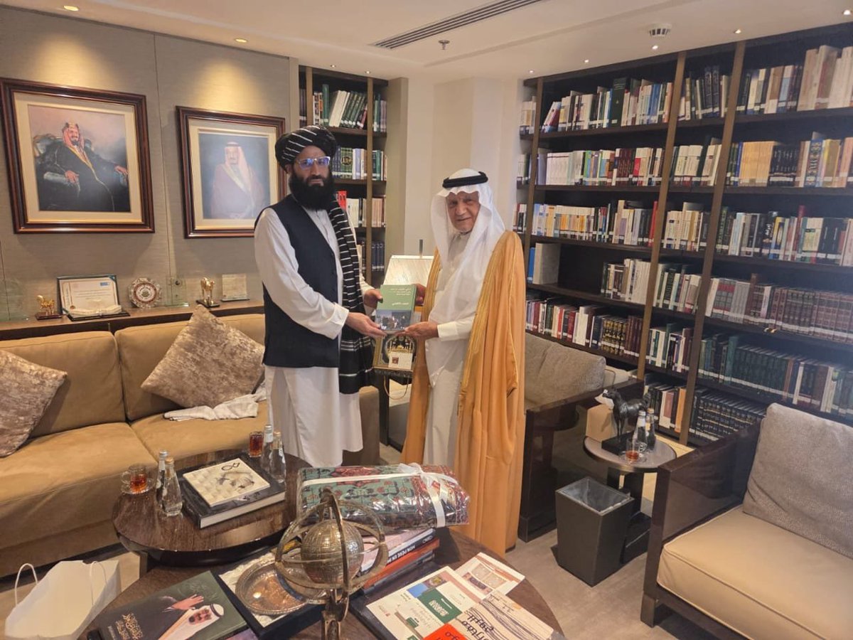 ToryaliTaib1's tweet photo. په رياض کې ډېپلوماټیکه ليدنه 🏳️🤝🇸🇦
​په رياض کې د افغانستان سفارت شارژدافير (شيخ عبدالفتاح رحيمي) له شهزاده تركي الفيصل آل سعود سره وکتل، په دې ليدنه کې دواړو لورو د افغانستان او سعودي عربستان ترمنځ پر تاريخي، ديني او کلتوري اړيکو او دوه اړخيزو اړيکو د پياوړتيا او پراختيا پر لارو چارو خبرې اترې وکړې.