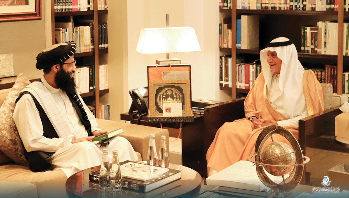 ToryaliTaib1's tweet photo. په رياض کې ډېپلوماټیکه ليدنه 🏳️🤝🇸🇦
​په رياض کې د افغانستان سفارت شارژدافير (شيخ عبدالفتاح رحيمي) له شهزاده تركي الفيصل آل سعود سره وکتل، په دې ليدنه کې دواړو لورو د افغانستان او سعودي عربستان ترمنځ پر تاريخي، ديني او کلتوري اړيکو او دوه اړخيزو اړيکو د پياوړتيا او پراختيا پر لارو چارو خبرې اترې وکړې.
