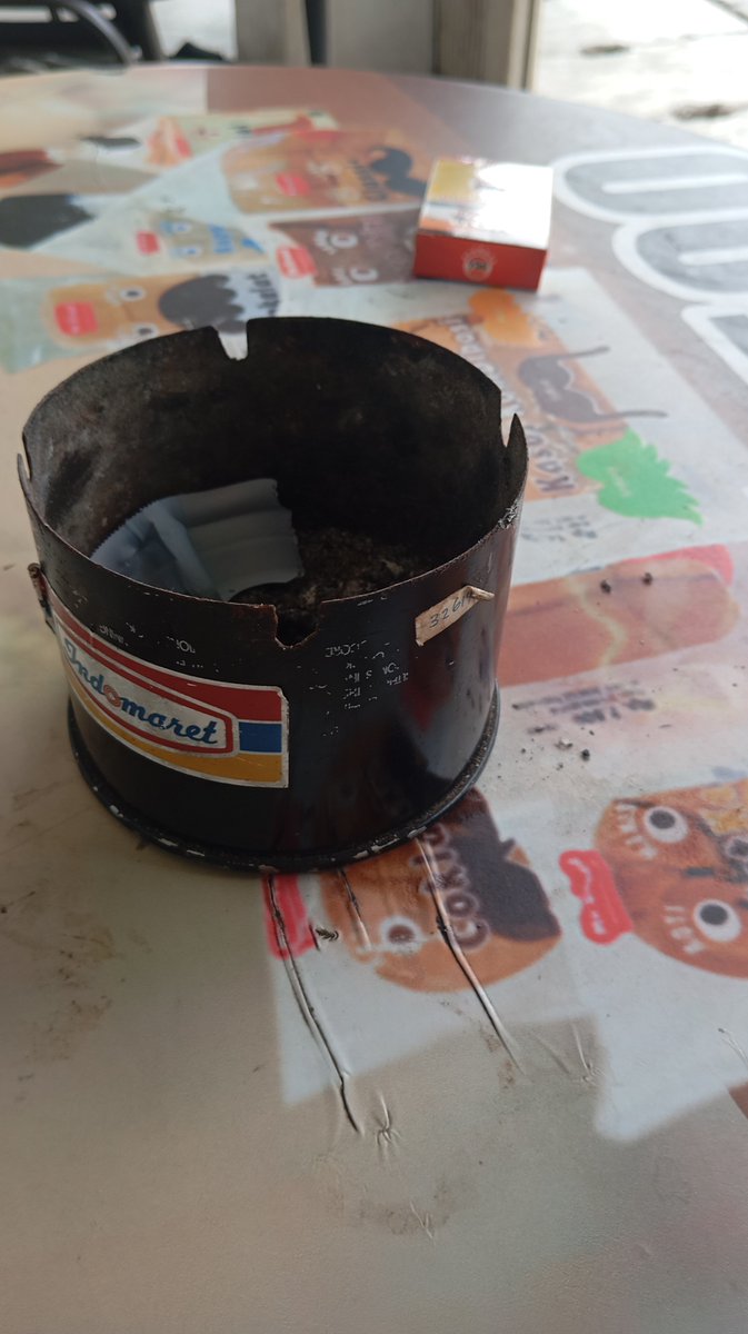 primordialdsire's tweet photo. Piye anjay (kenapa ampe nyediain asbak kalo gabole ngerokok di situ..) 

Kronologi: 
1. Gw liat asbak di indomaret
2. Lalu gw memutuskan untuk ngerokok sambil nunggu pacar gw nyampe
3. Pas nengok kanan, ngeliat ada sign itu
4. Gw pun jadi terbingung. https://t.co/WAwVZOPSav