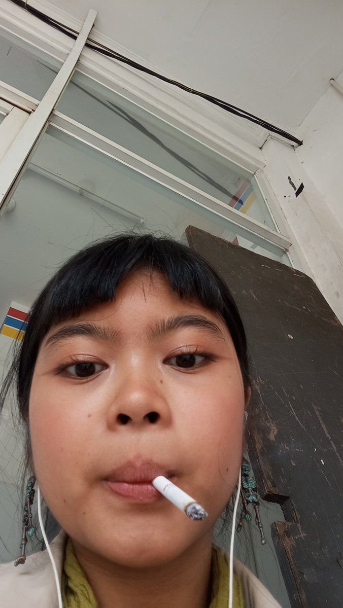 primordialdsire's tweet photo. Piye anjay (kenapa ampe nyediain asbak kalo gabole ngerokok di situ..) 

Kronologi: 
1. Gw liat asbak di indomaret
2. Lalu gw memutuskan untuk ngerokok sambil nunggu pacar gw nyampe
3. Pas nengok kanan, ngeliat ada sign itu
4. Gw pun jadi terbingung. https://t.co/WAwVZOPSav