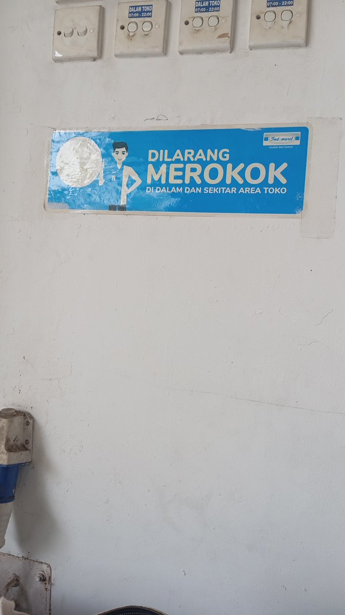 primordialdsire's tweet photo. Piye anjay (kenapa ampe nyediain asbak kalo gabole ngerokok di situ..) 

Kronologi: 
1. Gw liat asbak di indomaret
2. Lalu gw memutuskan untuk ngerokok sambil nunggu pacar gw nyampe
3. Pas nengok kanan, ngeliat ada sign itu
4. Gw pun jadi terbingung. https://t.co/WAwVZOPSav