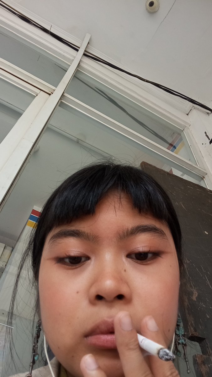 primordialdsire's tweet photo. Piye anjay (kenapa ampe nyediain asbak kalo gabole ngerokok di situ..) 

Kronologi: 
1. Gw liat asbak di indomaret
2. Lalu gw memutuskan untuk ngerokok sambil nunggu pacar gw nyampe
3. Pas nengok kanan, ngeliat ada sign itu
4. Gw pun jadi terbingung. https://t.co/WAwVZOPSav