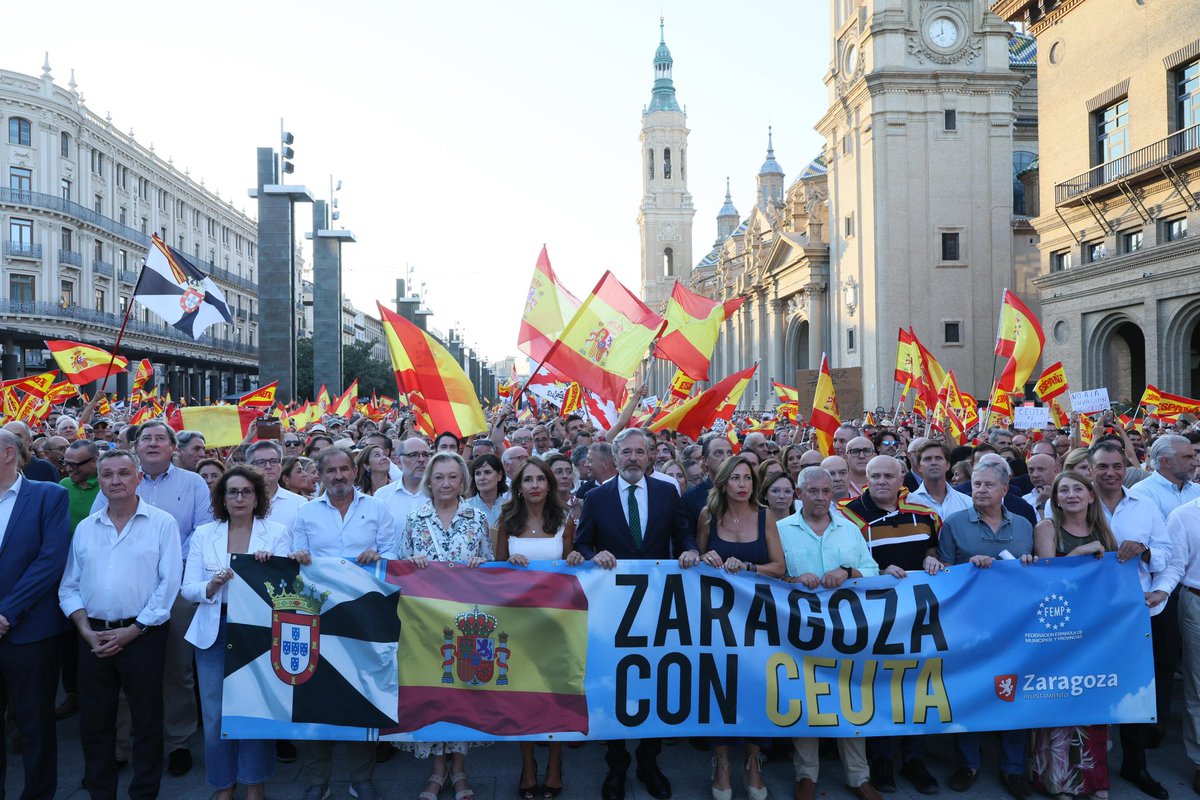 zaragoza_es's tweet photo. Zaragoza, con Ceuta 🇪🇸

Más de 32.500 personas se han concentrado en la Plaza del Pilar para mostrar su apoyo y solidaridad con Ceuta y con los ceutíes ante la situación que está viviendo la ciudad.

La alcaldesa de Zaragoza, @ChuecaNatalia ha leído el manifiesto de la @fempcomunica acompañada por tres ceutíes vecinos de Zaragoza y por el presidente de la Casa de Melilla en Aragón.

Zaragoza ha querido lanzar hoy un mensaje claro de unidad, solidaridad y apoyo a Ceuta.