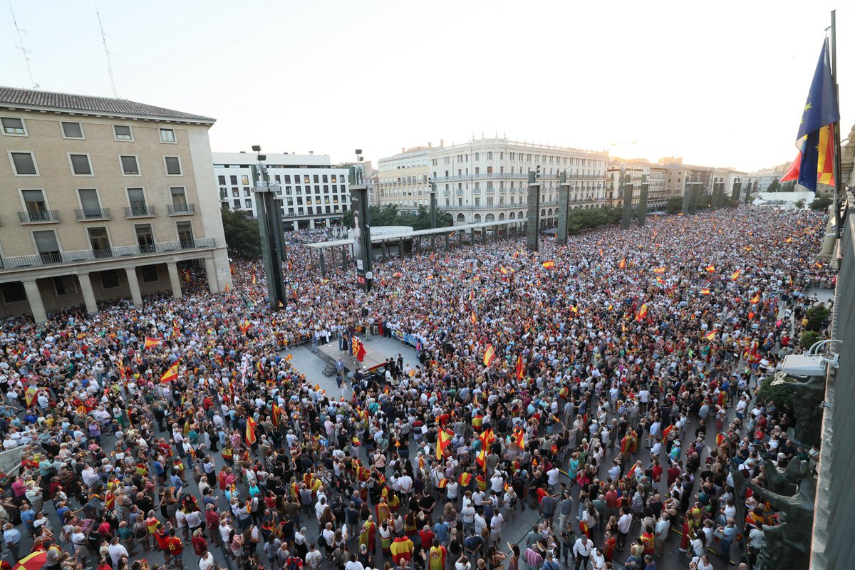 zaragoza_es's tweet photo. Zaragoza, con Ceuta 🇪🇸

Más de 32.500 personas se han concentrado en la Plaza del Pilar para mostrar su apoyo y solidaridad con Ceuta y con los ceutíes ante la situación que está viviendo la ciudad.

La alcaldesa de Zaragoza, @ChuecaNatalia ha leído el manifiesto de la @fempcomunica acompañada por tres ceutíes vecinos de Zaragoza y por el presidente de la Casa de Melilla en Aragón.

Zaragoza ha querido lanzar hoy un mensaje claro de unidad, solidaridad y apoyo a Ceuta.