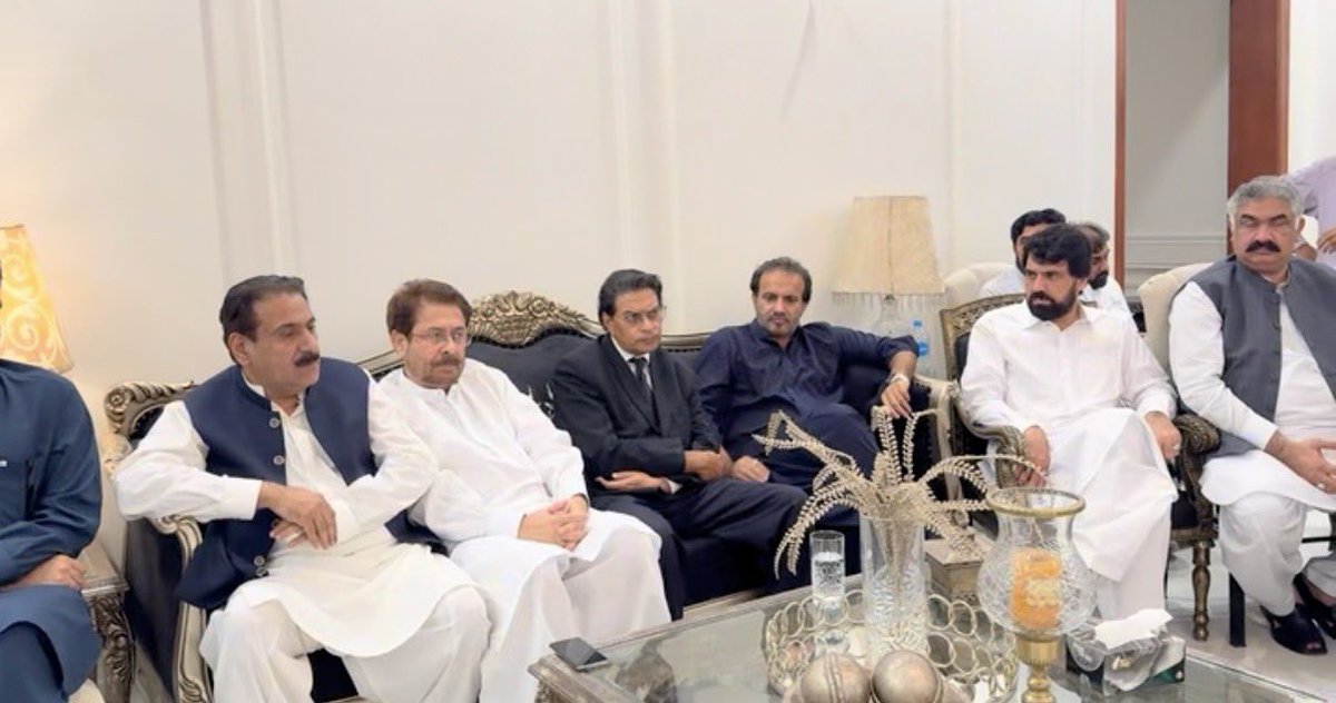 NaeemPanjuthaa's tweet photo. ملتان ، پنجاب .
سلمان اکرم راجہ سیکرٹری جنرل  ،نعیم حیدر پنجوتھہ ممبر مانیٹر نگ کمیٹی پنجاب  ،ایم این اے و پالیمانی لیڈر شاہد خٹک ،حقیقی ایم این اے شوکت بسرا ،حقیقی ایم این خالد سدھرائچ کی 

جنوبی پنجاب سے ریجنل صدر عباس  بپی ،جنرل سیکرٹری اصغر جوئیہ ،اپوزیشن لیڈر معین قریشی ،اور ریجنز سے ٹکٹ ہولڈرز ،ایم این ایز ایم پی ایز ضلعی صدور سیکرٹریز سے ملاقات ،