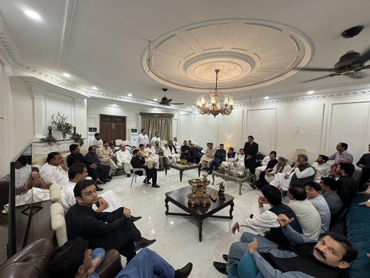 NaeemPanjuthaa's tweet photo. ملتان ، پنجاب .
سلمان اکرم راجہ سیکرٹری جنرل  ،نعیم حیدر پنجوتھہ ممبر مانیٹر نگ کمیٹی پنجاب  ،ایم این اے و پالیمانی لیڈر شاہد خٹک ،حقیقی ایم این اے شوکت بسرا ،حقیقی ایم این خالد سدھرائچ کی 

جنوبی پنجاب سے ریجنل صدر عباس  بپی ،جنرل سیکرٹری اصغر جوئیہ ،اپوزیشن لیڈر معین قریشی ،اور ریجنز سے ٹکٹ ہولڈرز ،ایم این ایز ایم پی ایز ضلعی صدور سیکرٹریز سے ملاقات ،
