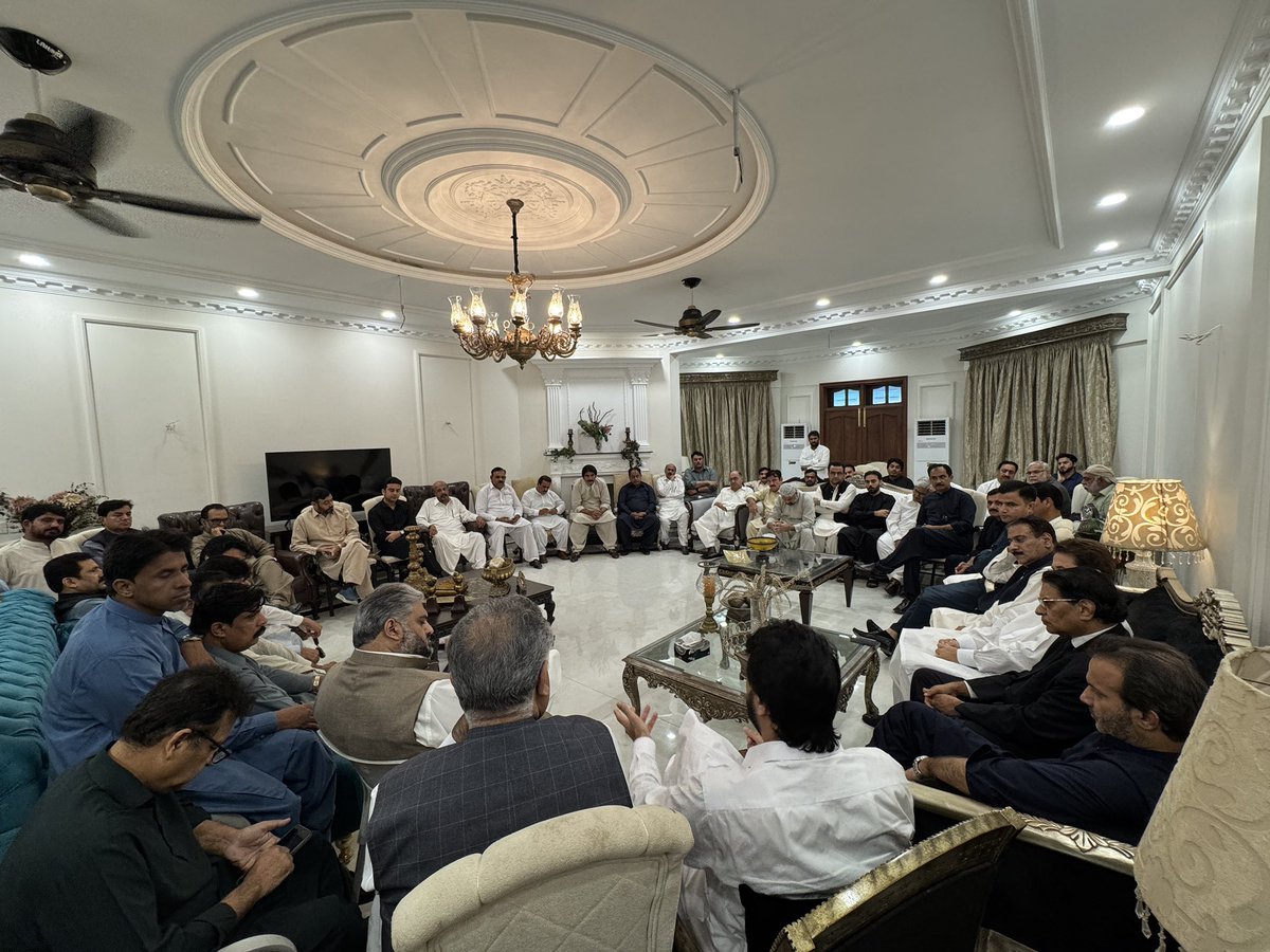 NaeemPanjuthaa's tweet photo. ملتان ، پنجاب .
سلمان اکرم راجہ سیکرٹری جنرل  ،نعیم حیدر پنجوتھہ ممبر مانیٹر نگ کمیٹی پنجاب  ،ایم این اے و پالیمانی لیڈر شاہد خٹک ،حقیقی ایم این اے شوکت بسرا ،حقیقی ایم این خالد سدھرائچ کی 

جنوبی پنجاب سے ریجنل صدر عباس  بپی ،جنرل سیکرٹری اصغر جوئیہ ،اپوزیشن لیڈر معین قریشی ،اور ریجنز سے ٹکٹ ہولڈرز ،ایم این ایز ایم پی ایز ضلعی صدور سیکرٹریز سے ملاقات ،