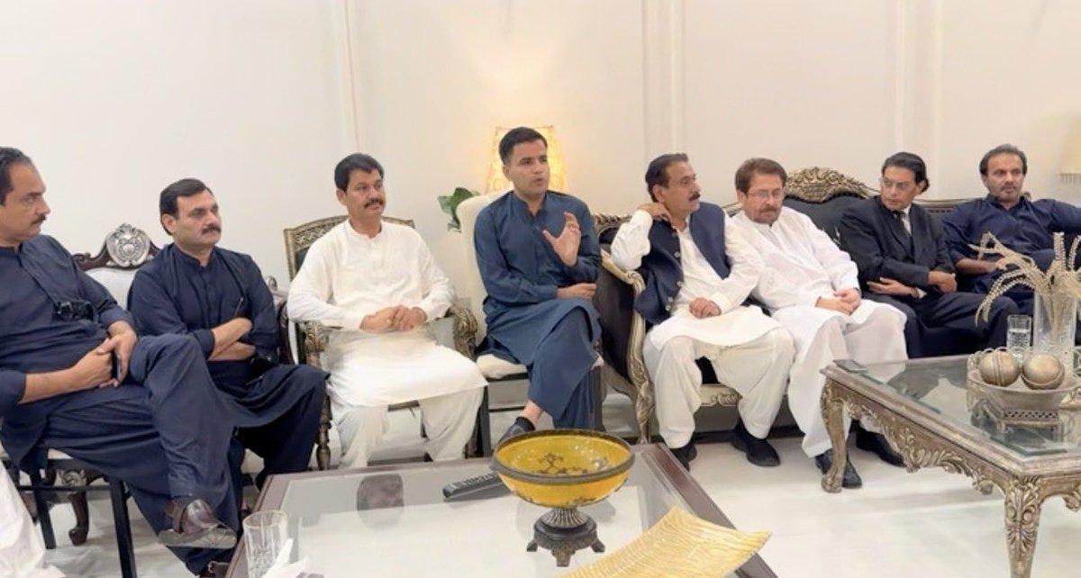NaeemPanjuthaa's tweet photo. ملتان ، پنجاب .
سلمان اکرم راجہ سیکرٹری جنرل  ،نعیم حیدر پنجوتھہ ممبر مانیٹر نگ کمیٹی پنجاب  ،ایم این اے و پالیمانی لیڈر شاہد خٹک ،حقیقی ایم این اے شوکت بسرا ،حقیقی ایم این خالد سدھرائچ کی 

جنوبی پنجاب سے ریجنل صدر عباس  بپی ،جنرل سیکرٹری اصغر جوئیہ ،اپوزیشن لیڈر معین قریشی ،اور ریجنز سے ٹکٹ ہولڈرز ،ایم این ایز ایم پی ایز ضلعی صدور سیکرٹریز سے ملاقات ،