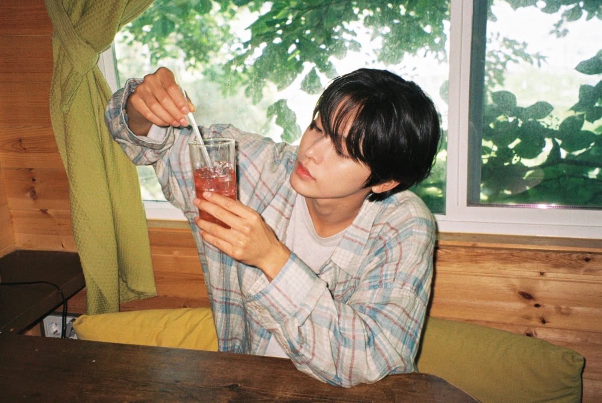 xeunghannn's tweet photo. love how riku’s camera photos give that warm cozy nostalgic feeling… he is really that summer boy https://t.co/Sraz7lM28H