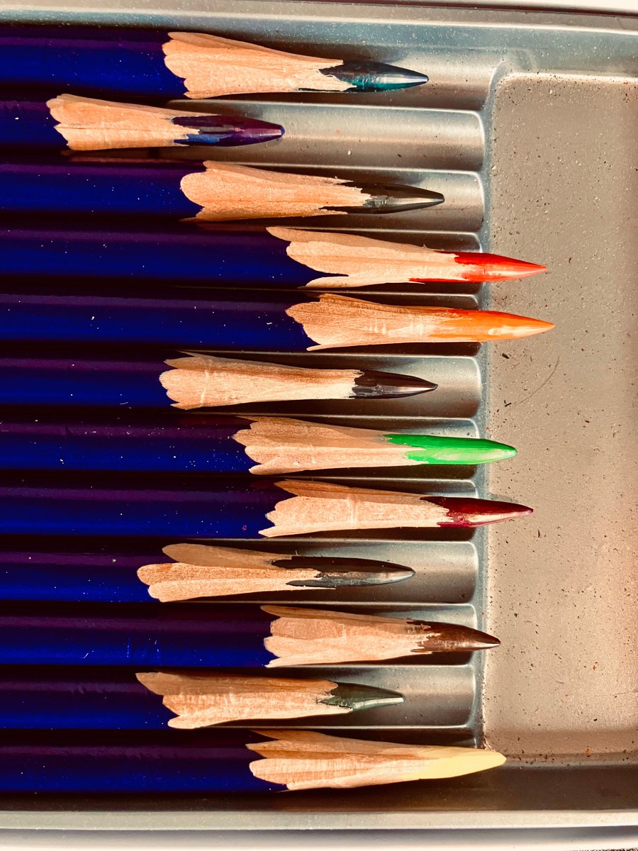 orkeyart's tweet photo. Sharpened to a point. In the final stage of every landscape, colored pencils handle the micro-details that brushes can't reach—every line demands a razor-sharp tip.

削得極尖的色鉛筆。在水墨山水的收尾階段，唯有最細的筆尖能雕琢出最微小的質理。

#ArtTools #StudioLife #ColorPencil https://t.co/PzKukydtYH