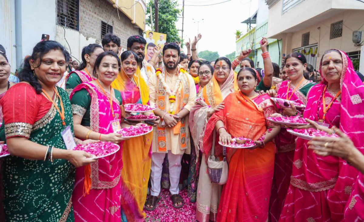 aklavyagaur's tweet photo. हिन्द-रक्षक संगठन द्वारा वार्ड 85 में आयोजित “हिन्द-रक्षक रक्षासूत्र महोत्सव” सनातनी बहनों के सम्मान, स्वाभिमान, सुरक्षा और विश्वास को समर्पित एक प्रेरक आयोजन रहा।

बहनों द्वारा मेरी कलाई पर बांधा गया #रक्षासूत्र केवल कलाई पर बंधा धागा नहीं, बल्कि प्रत्येक बहन के सम्मान की रक्षा का वचन, उनकी सुरक्षा का संकल्प और उनके विश्वास को सदैव अक्षुण्ण रखने का प्रण है।

इस सुंदर एवं प्रेरक आयोजन के लिए एमआईसी सदस्य श्री राकेश जी जैन को हार्दिक बधाई एवं शुभकामनाएं।

#HindRakshak #LakhanDada #indore #rakshabandhan #rakhi