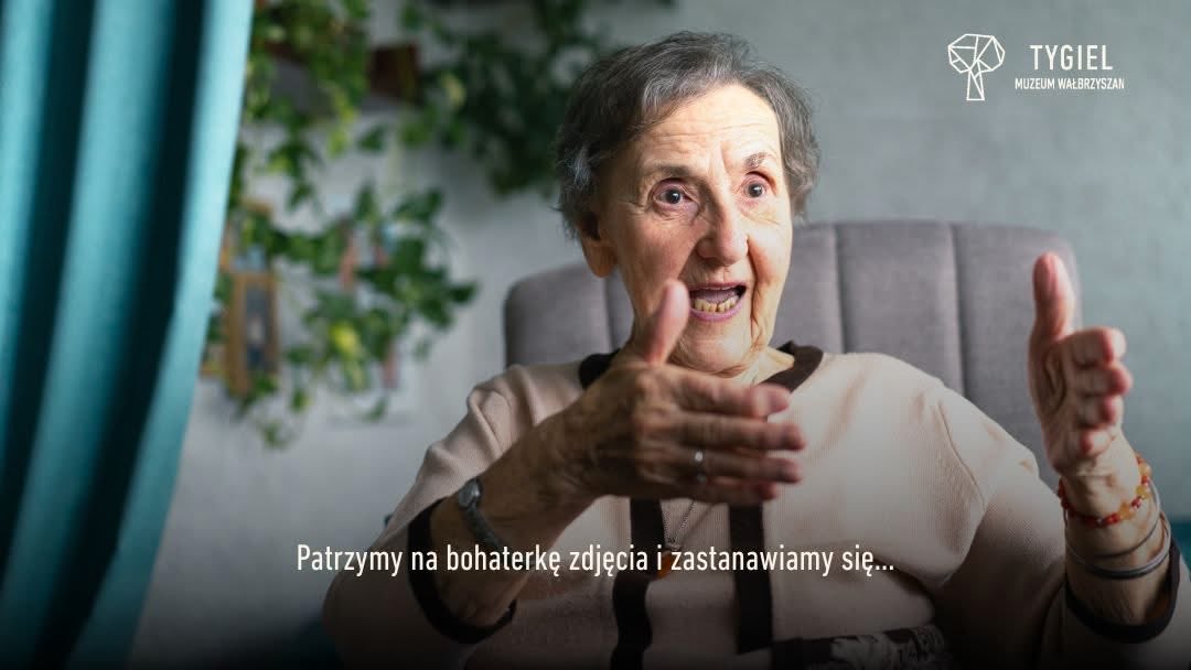 TYGIELWalbrzych's tweet photo. Co zmieściło się w walizce, a co zostało na zawsze? Jak wyglądał pierwszy poranek w nieznanym mieście, które miało stać się domem?
Każda twarz to inna historia powojennego @WalbrzychMM .
Odkryj je już w listopadzie w Muzeum Wałbrzyszan TYGIEL. 🧡
📍 doZOBACZENIA!
@RomanSzelemej https://t.co/rnhMOuZCYT