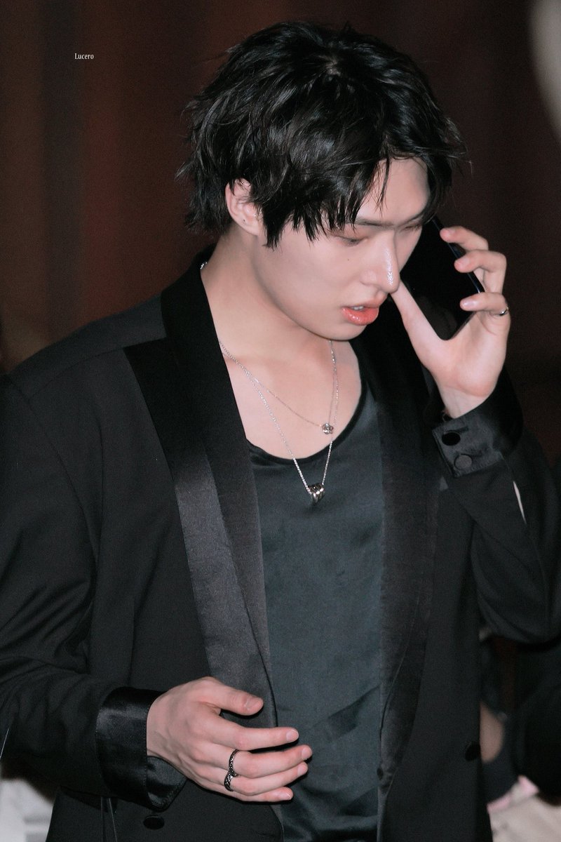 mngggi's tweet photo. these photos giving off ceo mingi vibes who’s taking an important call right now https://t.co/nJaCTvOzIX