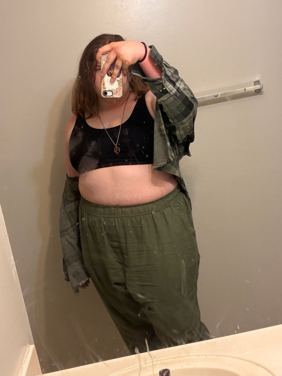Diviantheshark's tweet photo. outfit inspired by @JuneCPU 's green diet https://t.co/x3pYVZvvTe