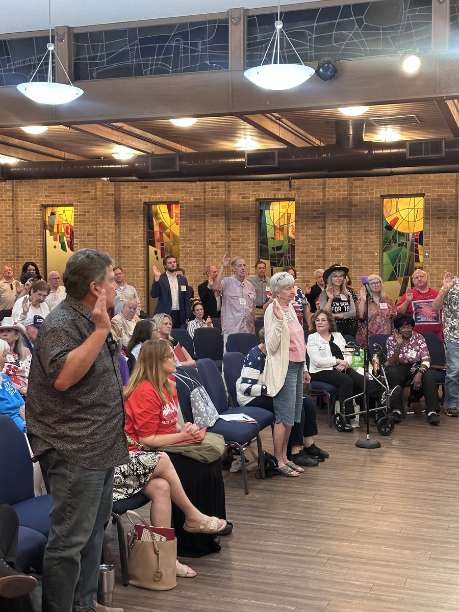 DallasGOP's tweet photo. We had a productive CEC meeting on Monday with 70 new precinct chairs sworn in and strategies on mobilizing Republican voters with the Abbott app. Great to have several candidates who called on everyone to get involved, volunteer, and help turn out the vote. We’re working hard, standing together, and ready to Keep Texas Red! ❤️🇺🇸