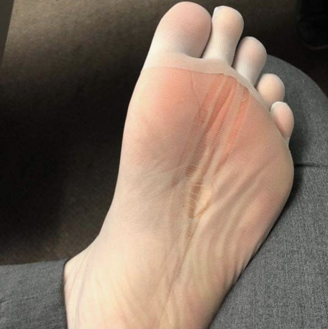 Breet19ch's tweet photo. My girl wants to know if her feet get you hard and who wants to sniff them?! https://t.co/LK0d5CXMjG