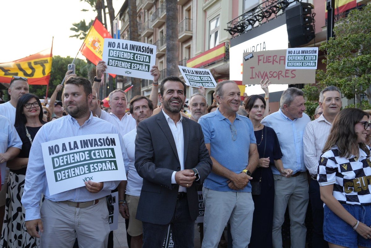Vox_Murcia's tweet photo. 🇪🇸 Ceuta no se vende. Ceuta se defiende.

VOX Murcia ha participado esta tarde en la concentración en defensa de Ceuta y de la soberanía nacional.

Ceuta es España y desde @vox_es vamos a defenderla hasta las últimas consecuencias. https://t.co/LdsRN3GSBA