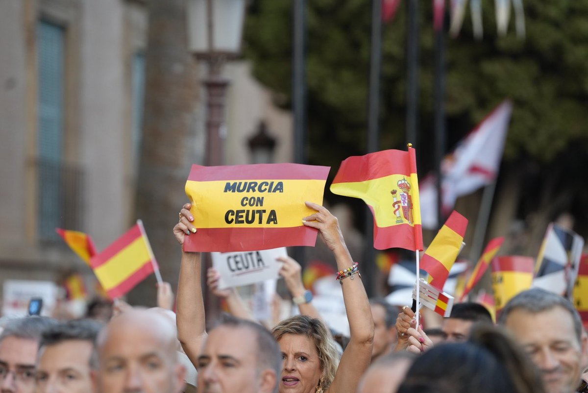 Vox_Murcia's tweet photo. 🇪🇸 Ceuta no se vende. Ceuta se defiende.

VOX Murcia ha participado esta tarde en la concentración en defensa de Ceuta y de la soberanía nacional.

Ceuta es España y desde @vox_es vamos a defenderla hasta las últimas consecuencias. https://t.co/LdsRN3GSBA