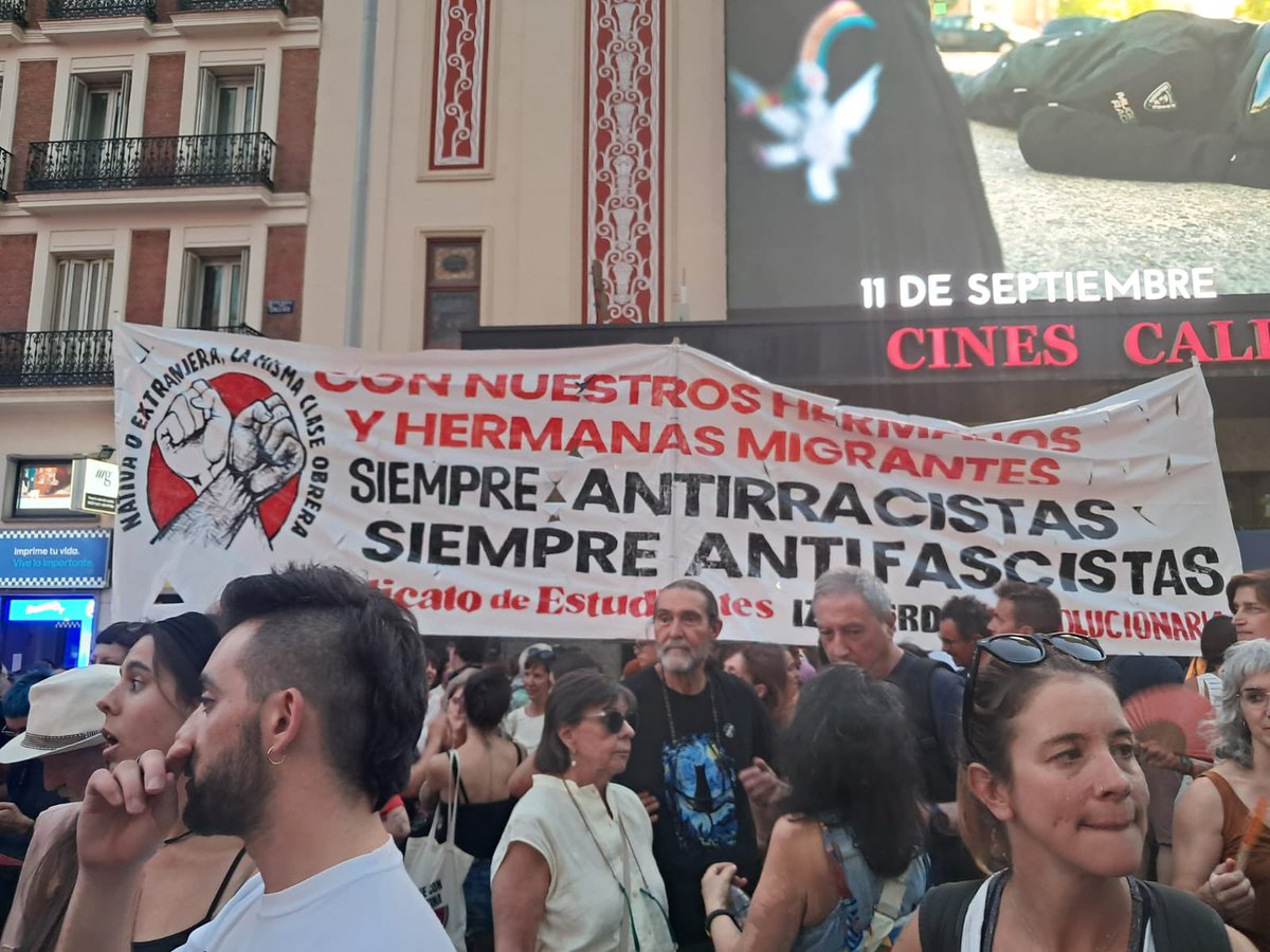 SEMadrid_'s tweet photo. Madrid hoy y siempre antirracista ✊🏽✊🏿 Contra la violencia fascista de la extrema derecha y la complicidad del Gobierno central, siempre al lado de nuestros hermanos y hermanas migrantes.

No pasarán. https://t.co/0OASktJIVI