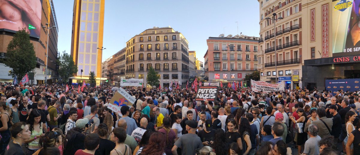 SEMadrid_'s tweet photo. Madrid hoy y siempre antirracista ✊🏽✊🏿 Contra la violencia fascista de la extrema derecha y la complicidad del Gobierno central, siempre al lado de nuestros hermanos y hermanas migrantes.

No pasarán. https://t.co/0OASktJIVI