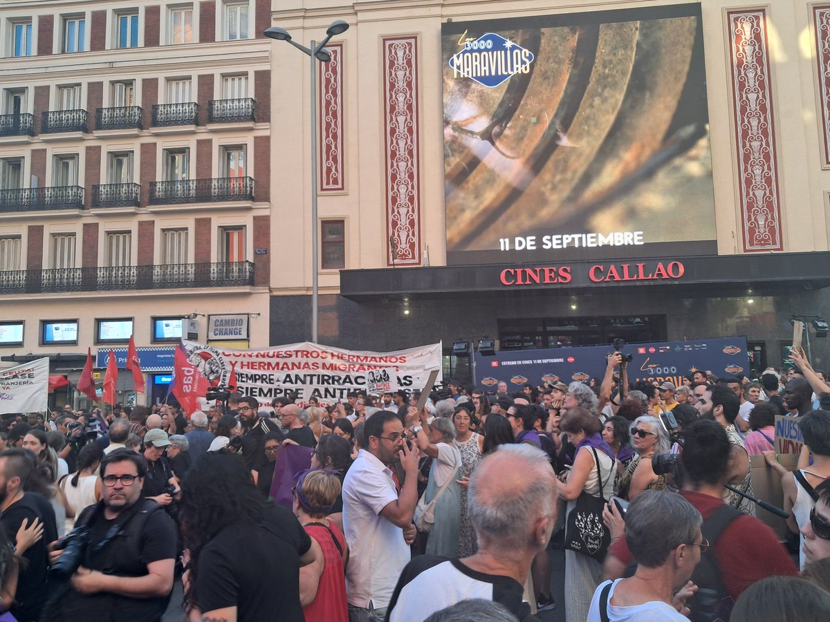 SEMadrid_'s tweet photo. Madrid hoy y siempre antirracista ✊🏽✊🏿 Contra la violencia fascista de la extrema derecha y la complicidad del Gobierno central, siempre al lado de nuestros hermanos y hermanas migrantes.

No pasarán. https://t.co/0OASktJIVI