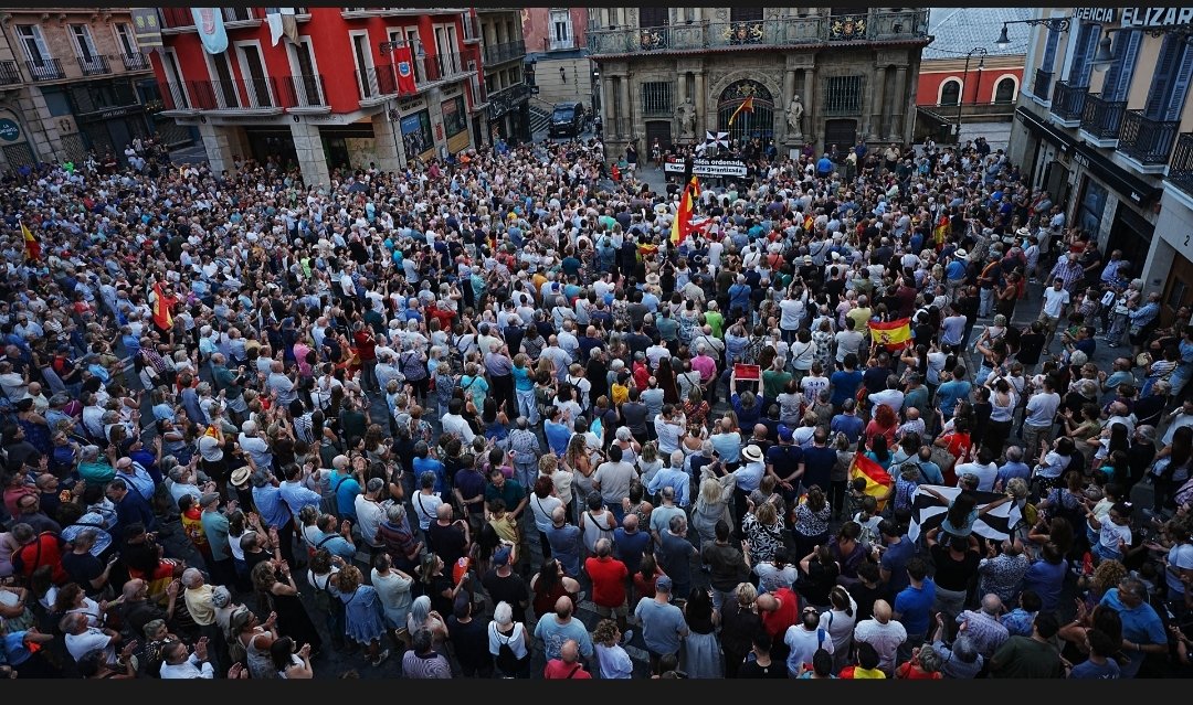 ProfesorTornas5's tweet photo. Impresionante Pamplona. Plaza del ayuntamiento y calles adyacentes llenas. Jodete Otegi!! https://t.co/QKyS1rI1av