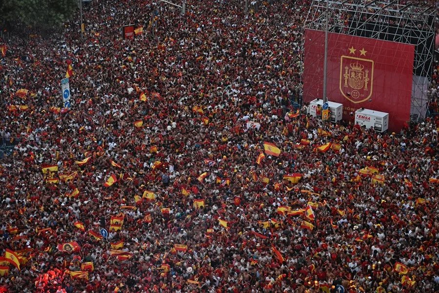 infiltradoxxxc's tweet photo. En la primera foto 2 millones de personas, en la segunda 50.000 personas. Opina tú mismo pero yo estuve en ambas y opino que no había mucha diferencia. https://t.co/1IHHRDRQoE