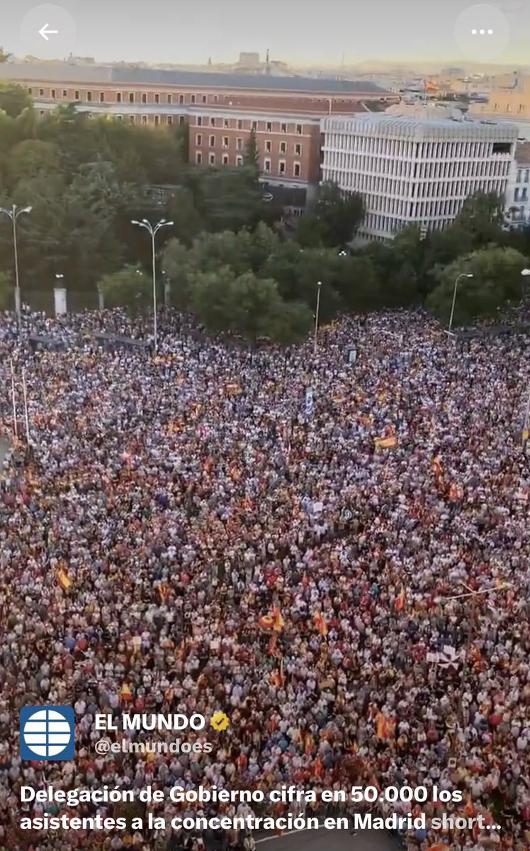 infiltradoxxxc's tweet photo. En la primera foto 2 millones de personas, en la segunda 50.000 personas. Opina tú mismo pero yo estuve en ambas y opino que no había mucha diferencia. https://t.co/1IHHRDRQoE