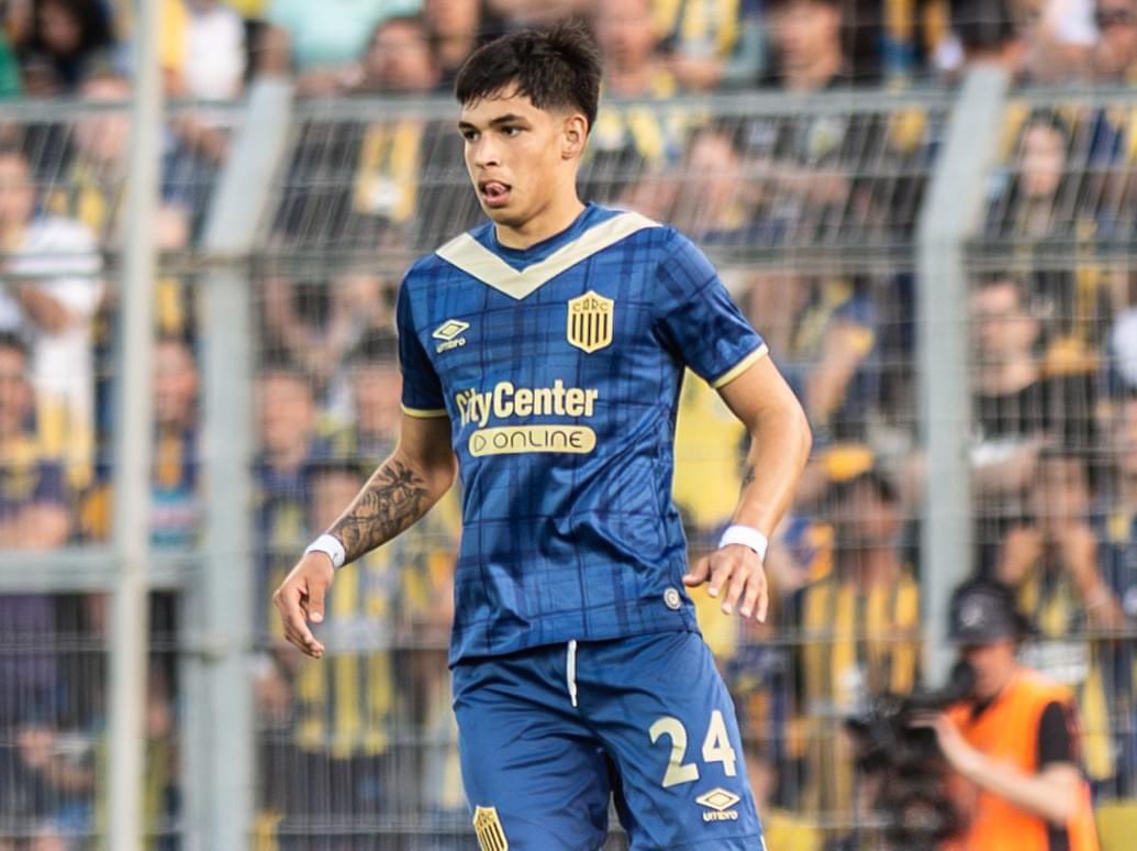 InfoRiverrr912's tweet photo. 🚨 NUEVO APUNTADO EN LA DEFENSA ⚪🔴
#River tiene en la mira a Juan Giménez para reforzar la zaga:
▫️ Hay interés concreto por el marcador central de Rosario Central y no se descarta que avance una oferta formal en breve.
▫️ El club dispone de una prórroga de 10 días para incorporar exclusivamente futbolistas del plano local por la lesión de Costantini.
🎙️ Vía: @urieliugt 
¿Te gustaría la llegada de Giménez para el fondo? 👇

#RiverPlate #VamosRiver #InfoRiverrr912