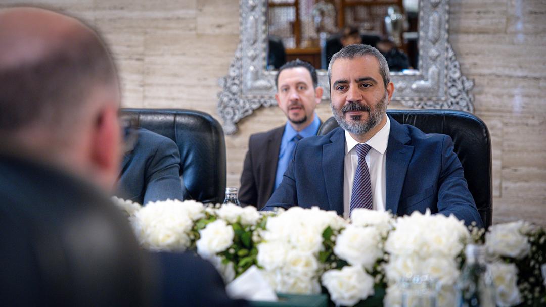 syrianmofaex's tweet photo. عقد وزير الخارجية والمغتربين السيد أسعد حسن الشيباني اجتماعاً مع السيد نيلز آنين، وكيل الدولة في وزارة التعاون الاقتصادي والتنمية الألمانية، والوفد المرافق له، بحث خلاله الجانبان سبل تعزيز التعاون الاقتصادي والتنموي بين سورية وألمانيا، ومشاريع الوكالة الألمانية للتعاون الدولي GIZ وبنك التنمية الألماني KfW، بما ينسجم مع أولويات التعافي الوطني وإعادة الإعمار.

كما ناقش الجانبان تشجيع الاستثمارات والشركات الألمانية على العمل في سوريا، وتطوير التعاون في القطاع المصرفي، إلى جانب دعم مشاريع البنية التحتية وقطاعات الصحة والتعليم والإسكان وخلق فرص العمل، مع التأكيد على أهمية استمرار الدعم الألماني لمسار التعافي والتنمية في سوريا في ظل التحديات والتطورات الإقليمية.