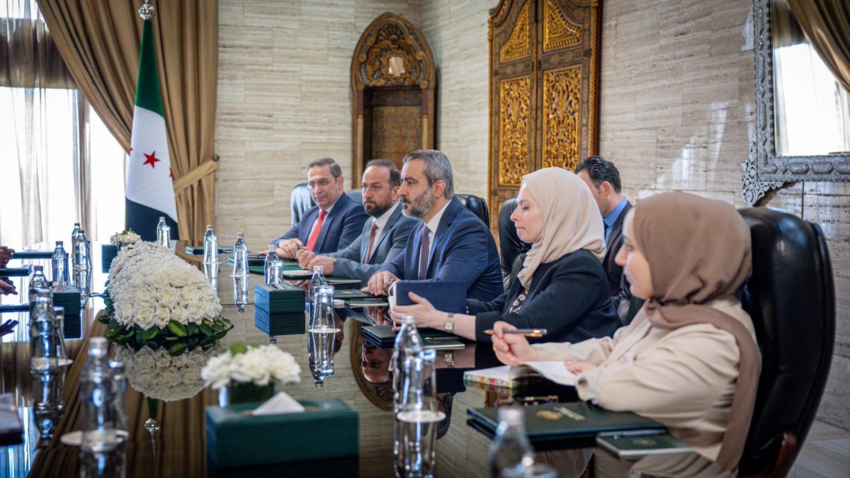 syrianmofaex's tweet photo. عقد وزير الخارجية والمغتربين السيد أسعد حسن الشيباني اجتماعاً مع السيد نيلز آنين، وكيل الدولة في وزارة التعاون الاقتصادي والتنمية الألمانية، والوفد المرافق له، بحث خلاله الجانبان سبل تعزيز التعاون الاقتصادي والتنموي بين سورية وألمانيا، ومشاريع الوكالة الألمانية للتعاون الدولي GIZ وبنك التنمية الألماني KfW، بما ينسجم مع أولويات التعافي الوطني وإعادة الإعمار.

كما ناقش الجانبان تشجيع الاستثمارات والشركات الألمانية على العمل في سوريا، وتطوير التعاون في القطاع المصرفي، إلى جانب دعم مشاريع البنية التحتية وقطاعات الصحة والتعليم والإسكان وخلق فرص العمل، مع التأكيد على أهمية استمرار الدعم الألماني لمسار التعافي والتنمية في سوريا في ظل التحديات والتطورات الإقليمية.