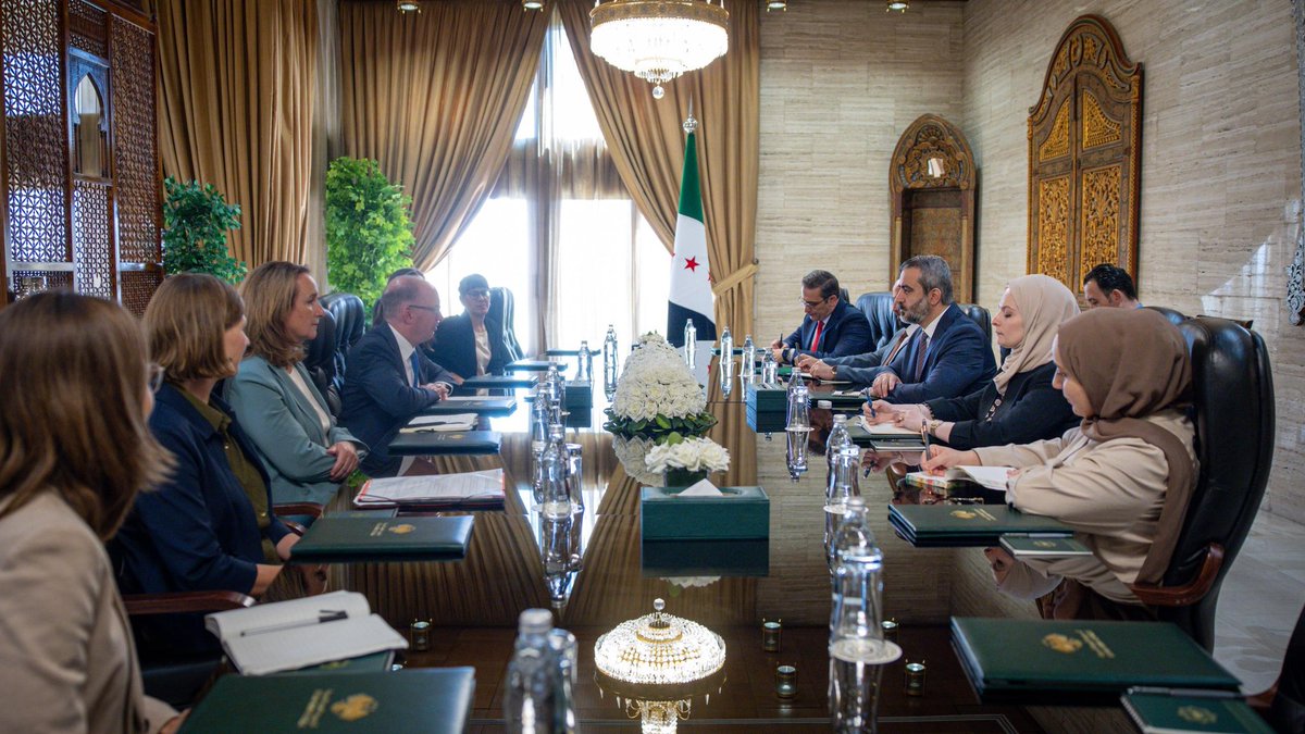 syrianmofaex's tweet photo. عقد وزير الخارجية والمغتربين السيد أسعد حسن الشيباني اجتماعاً مع السيد نيلز آنين، وكيل الدولة في وزارة التعاون الاقتصادي والتنمية الألمانية، والوفد المرافق له، بحث خلاله الجانبان سبل تعزيز التعاون الاقتصادي والتنموي بين سورية وألمانيا، ومشاريع الوكالة الألمانية للتعاون الدولي GIZ وبنك التنمية الألماني KfW، بما ينسجم مع أولويات التعافي الوطني وإعادة الإعمار.

كما ناقش الجانبان تشجيع الاستثمارات والشركات الألمانية على العمل في سوريا، وتطوير التعاون في القطاع المصرفي، إلى جانب دعم مشاريع البنية التحتية وقطاعات الصحة والتعليم والإسكان وخلق فرص العمل، مع التأكيد على أهمية استمرار الدعم الألماني لمسار التعافي والتنمية في سوريا في ظل التحديات والتطورات الإقليمية.