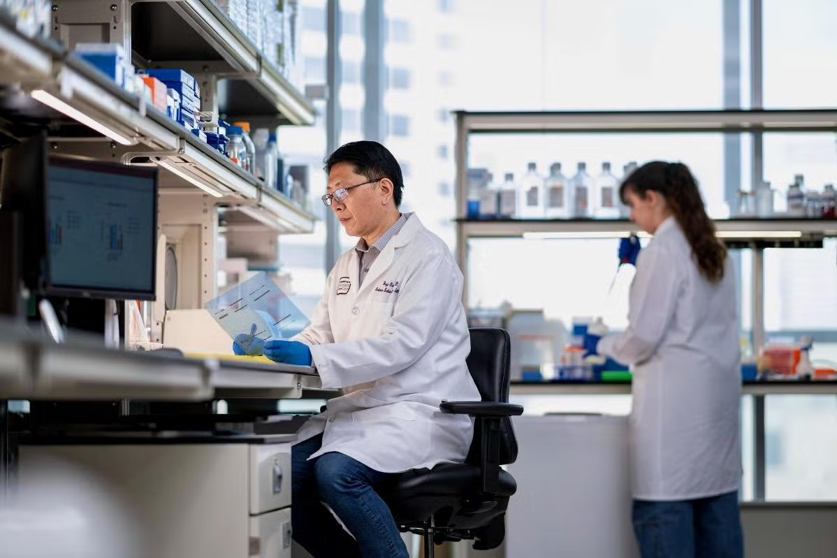 UTexasResearch's tweet photo. Until recently, researchers couldn’t see two different chemical forms of copper inside living cells at the same time. Sensors developed in Yi Lu’s lab at @TexasScience now make that possible.

Through MINT, Lu, Boyi Gan and collaborators at @UTAustin and @UTMDAnderson are using those tools to study how copper and iron may contribute to resistance to radiation treatments. The team aims to build on this preclinical work toward more selective ways of targeting therapy-resistant cancer cells while preserving healthy ones.

📖 Read about the collaboration: https://t.co/C9FAQrlIie

#TexasResearch #WhatStartsHere #ItStartsWithResearch