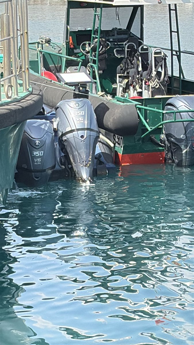 AUGC_Comunica's tweet photo. 🚨⚠️ Rozamos otra vez la desgracia en nuestras aguas.

Dos detenidos en Murcia tras embestir con su narcolancha una patrullera de la Guardia Civil para evitar ser interceptados. 🛥️💥 

Resultado: tres guardias civiles heridos, uno de ellos con 5 puntos de sutura.

Mientras el Gobierno mira hacia otro lado, nuestros compañeros se juegan la vida con medios inferiores frente al narcotráfico organizado. 😡⚓

Toda nuestra fuerza y una pronta recuperación a los heridos. 💚

#NarcoLancha #GuardiaCivil #AUGC #Murcia #SeguridadMarítima #ProfesiónDeRiesgo