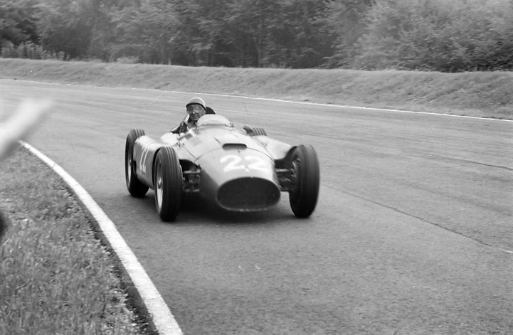 Pasiontuerca's tweet photo. 2 DE SETIEMBRE 1956: Corren el GP de Italia en Monza con pole de Juan M. Fangio con Ferrari en carrera que gana Stirling Moss con Maserati 250F a 208,785kph mientras que el balcarceño es 2° con el auto cedido por Peter Collins y logra su 4° campeonato del mundo https://t.co/XuGIRdrWLI