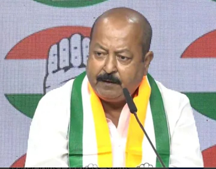 CommonBS786OM's tweet photo. कांग्रेस तो मुसलमानो की ही पार्टी है, ये कहने वालों को आज ज़रा सच्चाई बता देते हैँ 

AIMIM प्रवक्ता असीम वकार साहब आज पार्टी छोड़कर कॉग्रेस में शामिल हो गए. उनके फैसले का स्वागत है, बीजेपी में जाते तो भक्त कहा जाता इन्हें 

लेकिन कांग्रेस के बराबर मुस्लिम प्रवक्ता बीजेपी में भरे पडे थे, कांग्रेस ने आज उनको पछाड़ कर 1-0
की लीड ले ली.

बीजेपी में 4 मुस्लिम प्रवक्ता थे पहले 
जफर इस्लाम, मुख़्तार नकवी, शाहनवाज़ हुसैन 
और शहज़ाद पूनावाला.

कांग्रेस के पास, शमा मोहम्मद, इमरान प्रतापगढ़ी 
राशिद अल्वी, नसीर हुसैन, 4 ही प्रवक्ता थे 

असीम वकार के जुड़ने से 5-4 का स्कोर हुआ है 

तो ज़ब मुस्लिम प्रवक्ता कांग्रेस के बराबर ही थे तो 
फिर कांग्रेस मुसलमानो की पार्टी कैसे हुई??