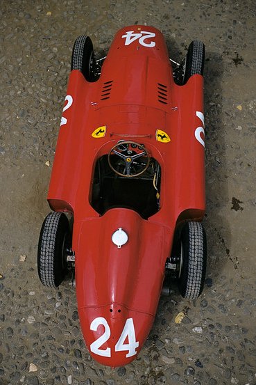 Pasiontuerca's tweet photo. 2 DE SETIEMBRE 1956: Corren el GP de Italia en Monza con pole de Juan M. Fangio con Ferrari en carrera que gana Stirling Moss con Maserati 250F a 208,785kph mientras que el balcarceño es 2° con el auto cedido por Peter Collins y logra su 4° campeonato del mundo https://t.co/XuGIRdrWLI