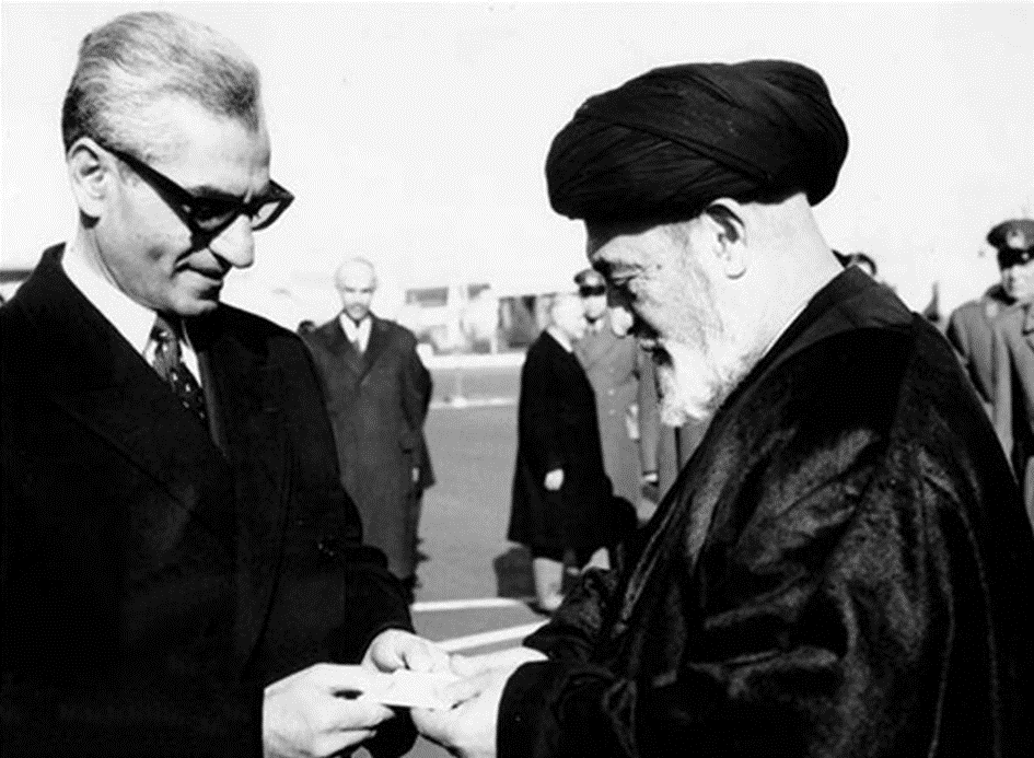 mohammadgharae3's tweet photo. اعلیحضرت رضا خان قلدر، از آغاز تا پایان! (قسمت پنجم)

رضاخان قزاق، دشمن خونی آزادیخواهان و جنبشهای آزادیبخش در سراسر ایران!
رضا‌شاه در طول عمر خود چه زمانی که در مسند قدرت بود و چه زمانی که در قزاق خانه به عنوان یک افسر کار می‌کرد، ضربات سنگینی به نیروهای انقلابی، جنبشهای آزادیبخش، شاعران و هنرمندان محبوب و متعهد زد. علیه نیروهای مشروطه جنگید. در حالی که کلنل محمدتقی خان پسیان با نیروی اشغالگر روس می‌جنگید، از پشت به او خنجر زد.
محمدتقی بهار درباره جنگ رضا‌شاه علیه کلنل پسیان نوشته است:‌
«در اوقات جنگ بین‌الملل و اوان مهاجرت، رضا‌شاه را در همدان جزء دسته‌ی تیراندازان همدان می‌بینیم، که مصلای همدان را در دست دارند، و با ماژور محمدتقی‌خان صاحب‌ منصب ژاندارم در ۱۴ محرم ۱۳۳۴ در جنگ است و از آنجا شکست خورده بمرکز می‌آید و در مرکز کودتا می‌کند».[۳۰].
این شکست خفت بار از جانب کلنل پسیان به رضا قلدر تحمیل می شود. از این بابت رضا قزاق کینه ای دیرینه از کنل پسیان بدل داشت که در زمان مناسب تلافی کرد. با این وجود قبل از پرداختن به آخرین رویارویی رضاخان با پسیان ترجیع میدهم کمی در مورد زندگی و اهداف کلنل با توجه به اسناد قابل اعتماد باقی مانده از آن دوران بنویسم.
«نزدیک به یک قرن پیش در روز ۱۳فروردین سال ۱۳۰۰ شمسی، یک افسر آزاده و یک فرمانده میهن‌پرست و شجاع ایرانی با دستگیری قوام‌السلطنه، استاندار خراسان و از مهره‌های کهنه‌کار دربار و استعمار، قیام افسران خراسان علیه حکومت وابسته مرکزی را در روز سیزده بدر آغاز کرد.
او از جمله میهن‌پرستان سلحشوری بود که پس از شکست انقلاب مشروطه، تن به تسلیم در برابر حاکمیت مجدد استبداد و روی کارآمدن عناصر مزدوری چون وثوق‌الدوله و قوام‌السلطنه نداد.
کلنل پسیان به‌عنوان فرمانده ژاندارمری خراسان با مشاهده اوضاع نابسامان کشور، اقدام به انجام اصلاحاتی ‌اساسی در منطقۀ خود کرد. او «قوام‌السلطنه» والی فاسد خراسان را بازداشت و برای محاکمه عادلانه به تهران فرستاد. او همچنین درصدد انجام اصلاحات اقتصادی اجتماعی و سیاسی در منطقۀ مأموریت خود برآمد. در همین راستا، بسیاری از حکام و فرمانداران و پرسنل فاسد آستان قدس را برکنار و زندانی کرد.[31]
از طرف دیگر با بالا گرفتن جنگ قدرت در تهران بین سران فاسد پایتخت، قوام‌السلطنه، مهره استعمار انگلیس که از زندان به نخست‌وزیری رسیده بود، در نخستین اقدام دستور داد، کلنل پسیان در خراسان سرکوب شود.
به این ترتیب کلنل پسیان با توجه به نفوذ بیگانگان در ایران و نابسامانی اوضاع کشور برای خارج شدن ایران از زیر نفوذ انگلیس و بهبود وضع مردم، مبارزه با حکومت مرکزی را آغاز کرد و چنین بود که قیام افسران در استان خراسان به ‌وقوع پیوست. پسیان با قیام خود در خراسان بخشی از مقاومت مردمی را علیه حاکمیت جدید استبداد رهبری کرد.
در این قیام کلنل پسیان امور استان را کاملاً در دست گرفت و قوای تحت فرمانش با نیروهای تحت‌امر حکومت مرکزی جنگیدند.
کلنل پسیان در طول مدتی که قیام را رهبری می‌کرد، خدمات بسیار ارزنده‌یی به خراسان نمود. از جمله بهبود وضعیت نابسامان اقتصادی و سیاسی خراسان -گرفتن مالیات از سرمایه‌داران و زمین داران بزرگ - تشکیل کمیته عدالت برای رسیدگی به شکایات مردم - تشکیل کمیته مبارزه با مواد مخدر در خراسان - ایجاد انبار گندم مدرن (سیلو) - ایجاد سه مدرسه دولتی - تأسیس بانک - تشویق صادرات ایران - ایجاد تفریحگاههای سالم موسیقی و فرهنگی و دهها خدمات عمرانی و فرهنگی دیگر.
از سوی دیگر همزمانی قیام خراسان با جنبش سردار جنگل، میرزا کوچک خان؛
   
و قیام شیخ محمد خیابانی در تبریز بیانگر اوج‌گیری مقاومت مردم در برابر مستبدان و مزدوران بود که بر مقدرات کشور حاکم شده بودند. اما یک نقیصۀ جدی، آن بود که این جنبش‌ها ارتباطی با یکدیگر نداشتند و دشمن می‌توانست هر کدام را جدا جدا سرکوب کند و از میان بردارد.
سرانجام روز دهم مهرماه سال ۱۳۰۰ به دستور رضاخان در زد و خوردی که به تحریک قوام‌السلطنه با همدستی برخی رؤسای عشایر در تپه‌های «داوودلی» در جعفرآباد، روستایی واقع در شرق قوچان، درگرفت، کلنل پسیان، این مبارز خستگی ناپذیر و دلیر مردم ایران، به همراه همرزمانش پس از ساعتها نبرد، در سن ۳۰ سالگی به‌ شهادت رسید و مزدوران ددمنش سر آزادی‌طلب او را از تن جدا کردند.شیوه زشت سر بریدن دشمنان ارتجاع و استعمار رسمی بود که توسط رضا قزاق باب شده بود. یک نمونۀ دیگر از این جنایت دهشتناک در رابطه با سردار جنگل میرزا کوچک خان بود.
در روز ۱۶مهر ماه ۱۳۰۰ شمسی با حضور گسترده مردم پیکر کلنل آزادیخواه، با اجرای تشریفات نظامی در کنار آرامگاه نادرشاه در مشهد به خاک سپرده شد. پس از مدتی در یک اقدام کینه‌توزانه قوام‌السلطنه و رضا خان، دستور به جابه‌جایی پیکر پسیان از باغ نادرشاه را صادر کرده و حتی قبر او را محو کردند.
اینکه مقاومت ایران و رهبری اش بکّرات گفته و نوشته اند که ماهیت و عملکرد ضد بشری و ضد ایرانی شاه و شیخ در طول تاریخ یکی بوده است در اینجا هم مصداق پیدا می کند. آخوندها نیز با مخالفین خویش بسا بسا شنیع تر از سلف خویش، خیانت پیشه کرده و مشغول جنایت هستند. مجاهدان را قتل عام کرده و هزار هزار بر سردار کردند. هزاران پدر و مادر داغدار هنوز که هنوز است از مزار فرزندانشان بی خبرند.
پس از سال‌ها با روی کار آمدن دکتر مصدق و به‌دنبال درخواستهای مردمی دوباره پیکر پسیان به کنار آرامگاه نادرشاه انتقال یافت.
سردار شهید خلق کلنل محمد تقی پسیان بارها گفته بود:
«مرا اگر بکشند قطرات خونم کلمه ایران را ترسیم خواهند کرد و اگر مرا بسوزانند خاکسترم نام وطن را تشکیل خواهند داد». جای دیگر گفته بود:
«ما باید با هر کس که خائن وطن است، بجنگیم… ما بایست ریشه‌های سنگین خیانت را نابود سازیم».
قیام کلنل پسیان و روح آزادیخواه و وطن‌پرست او تأثیر زیادی روی شاعران و موسیقی دانان آن دوره گذاشت و اشعار و ترانه‌های بسیاری برای او سرودند و خواندند.
ترانه به‌یاد ماندنی «از خون جوانان وطن لاله دمیده» یکی از زیباترین و تاثیرگذارترین ترانه‌های ملی است که توسط عارف قزوینی در سوگ کلنل سروده شد. می‌گویند تأثیر این ترانه بر جوانان در آن موقع، از اثر ۱۰سخنرانی و مقاله درباره جان‌فشانی به‌خاطر آزادی و مشروطه بیشتر بوده است.
از خون جوانان وطن لاله دمیده
و ز ماتم سرو قدشان سرو خمیده
در سایه گل بلبل از این غصه خزیده
گل نیز چو من در غمشان جامه دریده
چه کج رفتاری ای چرخ چه بد کرداری ‌ای چرخ
سرکین داری‌ ای چرخ
نه دین داری نه آیین داری نه آیین داری ‌ای چرخ
شاعر نامی معاصر، ملک‌الشعرای بهار که یکبار با فرزند دلیر مردم ایران ملاقات کرده بود، درباره وی نوشته است: «من کلنل را یکبار دیدم. پیش از این‌که او را دیده باشم آوازه شجاعت و صاحبدلی و بزرگواری او را از مردمی بی‌غرض شنیده بودم… گمان نکنید کلنل را قدرت یا دسیسه قوام‌السلطنه می‌توانست از میان بردارد… آن کسی‌ که بعدها صاحب تخت و تاج ایران شد (رضاخان) کلنل را نفله کرد».[32]
درباره‌ی تخاصم و جنگ رضا‌شاه علیه مشروطه خواهان، نویسندگان کتاب «تاریخ نیروی زمینی ارتش شاهنشاهی ایران» نوشته ‌اند:
«همین نیروی قزاق بود که در قیام مشروطیت ایران، به اشاره دولت روسیه تزاری، ندای آزادی (را) در حلقوم هزاران آزادیخواه ایرانی خفه کرد و چه بسیار مردم شریف و بی دفاع را فقط به جرم میهن‌پرستی از دم تیغ گذراند، ولی پیشرفت آزادیخواهان و فداکاری و جانبازی مداوم آن‌ها و سیل قربانی سبب گردید». [۳3]
احمدکسروی تاریخنگار نامدار انقلاب مشروطه نیز به این واقعه تاریخی و حضور رضا‌شاه در حمله به آزادیخواهان تبریز و ستار خان سردار ملی انقلاب مشروطه اشاره کرده و نوشته:
«از آن سو، دسته‌های قزاق چند شصت‌تیر مسلسل می‌داشتند که آن‌ها را نیز از فرانسه خریده بودند و گویا نخستین بار می ‌بود که در ایران شصت‌تیر به کار می‌رفت. از چیزهای شنیدنی آن‌که فرمانده این شصت‌تیر‌ها، رضا‌شاه سواد کوهی می بود که سپس به پادشاهی ایران رسید و خاندان پهلوی را بنیاد گذاشت».[۳4]
یکی دیگر از خیانتها و جنایات هولناک رضاخان قلدر حمله و هجوم به جنبش تازه پای جنگل بود که مثل جنبش افسران خراسان اگر ادامه میداشت باعث سعادت و بهروزی مردم خطه شمال و چه بسا سراسر ایران می شد.
در تاریخ می خوانیم که جنبش جنگل اولین مدافع ایران در برابر ارتش اشغالگر روس به حساب می آمد. اولین یکان مدافع مردم ایران در برابر اشغالگران روسی و سپاه ژنرال باراتف بود که از انزلی قصد پیشروی و اشغال تهران را داشت.
تنها حضور نیروهای جنگل باعث شد باراتف و قزاق‌های آدم کشش از ترس روبه‌رو شدن با قوای میرزا کوچک‌خان در مسیر جنگلی آن منطقه، تغییر مسیر داده و اجبارًا به محور انزلی ـ همدان بروند.
ابراهیم فخر ایی در کتاب سردار جنگل ص ۱۴۰ تصویری از صحنه‌های رزم آن روزگار مجاهدان جنگل به دست داده که مایه افتخار هر ایرانی آزاده‌ای است: «روزانه دو هواپیمای انگلیسی از قزوین برمی‌خاست و در آسمان رشت و نقاط جنگل ظاهر می‌شد و بمب می‌ریخت و هر جا چند نفر را مجتمع می‌دید به آتش مسلسل می‌بست. یکبار هواپیماهای انگلیسی با اطلاعات جاسوس خود عمارت مسکونی زعمای جنگل را در لحظه حضور میرزا بمباران کردند. آن روز بین مرگ و زندگی فاصله زیادی نبود.
میرزا کوچک خان و مردم در یکسو، رضاخان و قوای اشغالگر روس در سوی دیگر!
برخی وقایع خیلی برجسته و نمادین‌اند و خودشان به تنهایی می‌توانند همه واقعیت را در خودشان نشان بدهند و بسیاری گفته‌ها و ناگفته‌ها را در یک تابلو با روشنی تمام به نمایش بگذارند، مثل نبرد کلنل محمدتقی‌خان پسیان و رضا خان در همدان. کلنل فرمانده قوای ملیون بود و رضا خان برای روس‌های اشغالگر (باراتف) می‌جنگید.
یا مانند آنچه که در گیلان اتفاق افتاد: میرزا کوچک‌خان جنگلی جلوی قوای اشغالگر ژنرال قزاق روس نیکلای باراتف صف‌آرایی کرده او را ناگزیر از گریز و تغییر مسیر کرد در حالی‌که رضا خان قزاق، پس از شکست از کلنل پسیان در همدان، خود را به روس‌های اشغالگر معرفی کرد و تحت‌امر باراتف با مردم خودش جنگید!»
ابراهیم فخرایی در کتاب سردار جنگل. ص ۴۰ نوشته است: «مقارن تحصن مشروطه خواهان در تهران، میرزا در فتح قزوین شرکت نمود. میرزا سپس در علیشاه عوض به مجاهدین گیلانی پیوست و در جریان فتح تهران و جنگ سه روزه فتح تهران، میرزا کوچک خان مأمور جبهه قزاق خانه بود».
آن انقلابی و وطن‌پرست بزرگ ایرانی در حالی‌ که بزرگ‌ترین و زیباترین آرزوها را برای ایران در سرداشت، باید در آن واحد در سه جبهه می‌جنگید:
نبرد با استعمار و اشغالگران خارجی
نبرد با استبداد و ارتجاع داخلی
نبرد با خائنین در صفوف خودی
تیمسار سپهبد نخجوان پایان داستان اولین جمهوری ایرانی و رهبر بزرگش را در اعترافی ننگین که آگاهی از آن برای هر جوان ایرانی ضروری است در مصاحبه با مجله تهران مصور سال ۱۳۴۴این‌گونه نقل کرده است: «من از طرف اعلیحضرت فقید(رضاشاه) مأمور سرکوبی میرزا کوچک‌خان شدم و با پنج هزار سرباز به سمت گیلان حرکت کردم. برای سرکوبی میرزا کوچک‌خان قبلاً سه بار اردوکشی شده بود ولی هیچ‌یک آنها توفیق نیافته بودند... من ناچاراً با فرمانده قوای روس در بندر پهلوی وارد مذاکره شدم و (با دعوت آنها) وارد بندر پهلوی شدم... در همان شب، خالو قربان نزد من آمد و اظهار اطاعت کرد من مبلغی پول به او دادم و از روز بعد او را دنبال میرزا کوچک‌خان فرستادم» [35]
لازم به یادآوری است خالو قربان یکی از یاران نیمه‌راه و از خائنان به میرزا بود که خود را به دشمن فروخت و نهایتاً هم توسط همشهریان غیرتمند و آزاده خود مجازات شد.
جبهه متحد ارتجاع و استعمار و فرصت طلبان
در نخستین روزهای پس از کودتای سیدضیاء، در دهم اسفند ۱۲۹۹، قراردادی بین ایران و شوروی بسته شد که یکی از مواد آن همکاری با رژیم ایران در خاموش کردن این جنبش، و عدم حمایت شوروی از جنبش جنگل بود. سفیر شوروی در ایران (روتشتین) در ۵ اردیبهشت ۱۳۰۰ این موضوع را در نامه‌یی به میرزا کوچک‌ خان یادآوری کرد. نزدیکی دولتهای ایران و شوروی، اختلافات شدیدی را در درون جنبش جنگل به‌وجود آورد. برخی متحدان میرزا سازشکاری و خیانت پیشه کردند. آنها در ادامه مبارزه تردید کردند. قوای تحت‌امر احسان‌الله‌خان و خالو قربان با نیروهای میرزا به مقابله و رویارویی خونین پرداختند. و این اوضاع، زمینه را برای حمله قزاقها به سرکردگی رضاخان به گیلان مساعد کرد.
نگاهی به اسناد فوق به‌روشنی گویای آن است که تصمیم سرکوب انقلاب مشروطه و آخرین اخگر فروزان آن یعنی نهضت جنگل را بیگانگان گرفتند و اجرای آن را به عهده عامل ایرانی خود رضا خان گذاشتند و هرگاه که لازم شد نیز با کمک مستقیم و دخالت نیروهای نظامی انگلیسی و دست‌اندازیهای سیاسی روس‌ها، رضا خان را یاری دادند تا آخرین و رزمنده ترین نیروی رهایی‌بخش مردم ایران را نابود کنند. نیرویی که برنامه سیاسی اجتماعی آن پس از گذشت نزدیک به یکصد سال، کماکان برای مردم ایران و بسیاری از دیگر نقاط جهان، یک آرزوست.
جنگلی ها در شماره سیزده روزنامه جنگل درباره قیام خود و انگیزه آن چنین نوشتند: «قیام جنگلی ها برای تقویت دولت و حفظ مملکت است. جنگلی ها وقتی اسلحه را از خود دور می کنند که مطمئن شوند افراد ایرانی از تطاول متصدیان خارجی و همکاران داخلی به دور مانده است. آمال قلبی جنگلی ها و مرام واقعی آنها، افتتاح مجلس شورای ملی، استحکام مبانی مشروطیت، راحتی ملت و محو ظلم و استبداد، قطع ریشه های خیانت و مصونیت وطن از تعرض دشمنان است».
میرزا کوچک خان در یکی از آخرین یادداشت‌هایش نوشت: «افسوس می‌خورم که مردم ایران هنوز قدر این جمعیت را نشناخته‌اند البته بعد از محو ما خواهند فهمید، که بوده‌ایم و چه می‌خواسته‌ایم و چه کرده‌ایم».
نهضت جنگل که توطئه دشمنان و اختلاف میان پاره ای از فرماندهان را به خود دیده بود، در ماه های آخر به ضعف و از هم گسیختگی گرفتار شد. میرزا کوچک خان هم که بیشتر نیروهای خود را از دست داده بود، به اتفاق یکی از افسران وفادارش به نام گائوک آلمانی معروف به هوشنگ، برای ملاقات و یاری طلبی از رشیدالممالک خلخالی به سوی گیلوان حرکت کردند. آنها در دامنه کوه های گیلوان، دچار برف و بوران شدیدی شدند. در این میان، شخصی که از خلخال راهی گیلان بود، در مسیرش، جنبش هایی را در میان برف ها دید و حس کنجکاوی وادارش کرد از اسب پیاده شود. خود او در این باره می گوید: «نزدیک رفتم. دیدم میرزا کوچک خان است که از شدت سرما میان برف افتاده و به کلی یخ زده است. گفتم می توانی چیزی بخوری؟ با سر اشاره کرد بله. چند دانه سنجد در دهانش گذاشتم، نتوانست بجود. قدری مالشش دادم شاید سر حال بیاید، اما نشد. حرکتش دادم، دو سه قدمی برداشت و افتاد. رو به قبله اش کردم، آمدم به طرف گیلوان و به اهالی خبر دادم».
۵۸سال بعد مسعود رجوی در میتینگ بزرگ مردم در رشت گفت: «چه کسی گفت که میرزا یخ زد؟ نه، او همین جاست! توی دل تک‌تک ما و هم الآن دارد می‌تپد. آخر، ما همان نسلی هستیم که تفنگ و آرمان سردار را به دوش کشیدیم، نسلی که در آرمان و تفنگ سردار زنده شدیم و باز هم او در ما زنده خواهد شد. برعلیه ستمگرها، دزدان شرف، و دزدان حاصل کار مردم».
هنگامی که خبر شهادت میرزا کوچک خان، به محمد خان سالار شعاع، برادر امیر مقتدر، خان تالش رسید، او به اتفاق یکی از منسوبانش به محل شهادت میرزا رفت. سپس به دلیل انتقام جویی از جنگلی ها، دستور داد سر میرزا را از بدن جدا کردند. بنا به گفته کسانی که در آنجا بودند، گویا هنگام بریدن سر، میرزا هنوز زنده بوده است. سالار شجاع سر میرزا را فاتحانه به رشت برد و تسلیم فرماندهان نظامی کرد. سر میرزا کوچک خان مدت ها در معرض دید عموم قرار گرفت. بعدها خالو قربان، یکی از جنگلی ها که به میرزا کوچک خان خیانت کرد، برای نشان دادن صمیمیت و وفاداری خود به رضاخان، سر را به رسم ارمغان به تهران برد و به لقب سالار مظفر مفتخر شد!
در دوران رضا شاه از نظر ترور و خفقان،‌ وضعیت مردم عادی هم تفاوت چندانی با رجال نداشت، بسیاری عشایر میهن‌پرستی که مرزهای کشور را در برابر هجوم بیگانگان حفظ کرده بودند نیز به دست رضاشاه قلع و قمع شدند.
یک قاضی دیوان عالی آمریکا بنام ویلیام داگلاس در سالهای ۱۳۲۸ و ۱۳۲۹ از ایران و مناطق عشایری جنوب بازدید کرد. او گزارش مستندی منتشر کرد که در آن زمان مورد توجه پژوهشگران بین المللی قرار گرفت. تاریخ، از سرکوب و اعدام و کشتار فجیع لرها در بین سالهای ۱۳۰۳ تا ۱۳۰۶ بسیار نوشته است. اما سرتیپ شاه بختی و تیمسار امیراحمدی به فرمان رضاشاه حتی از اسیران لر هم نگذشتند و سر بسیاری از آنها را با شمشیر قطع کردند. کشتار عشایر لر، پایان جنایت رضاشاه نبود. باقی ماندگان قتل عام باید به منطقه ای دیگر در آنسوی ایران کوچ داده می شدند. رضاشاه در بهمن و سپس اواخر اسفند سال ۱۳۰۸، عشایر لر را از پیر و جوان و زن و مرد و کودک با پای پیاده و با زنجیری به دست هر دو نفر، کوچ داد. مجاهد صدیق نور مراد کله‌جویی(1314-1400) در مصاحبه با سیمای آزادی قبل از پرواز ابدی اش در رابطه با جنایات رضاخان شهادت داد و گفت : « آدمهای رضا خان اصلاً رحم نمیکردند، نه به پیر و نه به جوان. اصلاً قتل‌عام می‌کردند. با شمشیر و تفنگ و هرچی دستشان می‌رسید. حتی پدرم قسم می‌خورد یکی از فامیلهایمان، شاه‌مراد اسمش بود. گفت می‌خواستند دستش را از پشت ببندند او نمی‌گذاشت و گفت نمیخواهم ببندید… مگر چکار کردم؟ او رو با سنگ کشتند.
پدرم یک چیزهایی با گریه می‌گفت. می‌گفت طرف شمشیر را از حمایلش در می‌آورد، توی چشم نفرات می‌چرخاند، هرکدامشان که در چشمش برجسته بود، میزد. گردنش را می‌زد. بیرحمانه… خود شاه بختی مسئول اعدام بود، نفراتی که می‌برد بدون محاکمه اعدام می‌کرد.»
تیمسار شاه بختی از دوستان نزدیک رضاخان بود که در آن روزگار بادرجه سرتیپی برای سرکوب و اسکان لرها به لرستان رفته بود.
محمدتقی بهار در جلد اول کتاب تاریخ احزاب سیاسی ایران- صفحه ۲۳۸ یک نمونه از جنایت‌های نیروهای رضاشاه نسبت به اهالی بیرجند را با عنوان «وحشیگری عجیب» ثبت کرده است. یکی از سرکردگان نیروهای رضاخان به نام جان محمدخان در ادامه سرکوب ترکمن‌ها و خراسانیان، در روستاهای بجنورد دست به قتل‌عامی دیرهنگام زد که فقط در یک مورد ۶۰ نفر را کشتار کرد.
30. کتاب تاریخ احزاب سیاسی ایران - محمدتقی بهار
31 . جنبش کلنل محمدتقی‌ خان پسیان - گردآوری غلامحسین میرزا صالح - نشر روایت تهران ص ۴۵
32. (ملک‌الشعرای بهار- تاریخ احزاب سیاسی ایران - صفحه ۱۶۲
33. کتاب تاریخ نیروی زمینی ارتش شاهنشاهی ایران با مقدمه تیمسار اویسی- صفحه ۳۸
34. کتاب انقلاب مشروطه - نوشته‌ی احمد کسروی - ص ۸۲۵
35.(کتاب سردار جنگل چاپ چهارم. انتشارات جاویدان. ص۴۷۹ تا ۴۸۱ به‌نقل از مصاحبه مجله تهران مصور با سپهبد محمد نخجوان شماره ۱۱۶۷ به تاریخ ۲۴دیماه ۱۳۴۴)