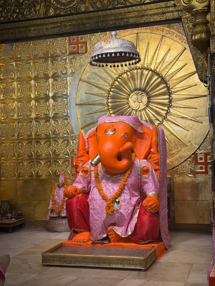 VivekTomarBJP's tweet photo. जयपुर प्रवास के दौरान तिलक नगर स्थित प्रसिद्ध श्री मोती डूंगरी गणेश जी महाराज के पावन मंदिर में दर्शन-पूजन कर आशीर्वाद प्राप्त करने का सौभाग्य मिला। 

गणपति बप्पा मोरया! 🚩🙏

@BJP4UP
@rajnathsingh
@blsanthosh
@mppchaudhary
@idharampalsingh
@NeerajSinghSays
 #Jaipur  #जयश्रीगणेश https://t.co/QgIZ9ZyB4p