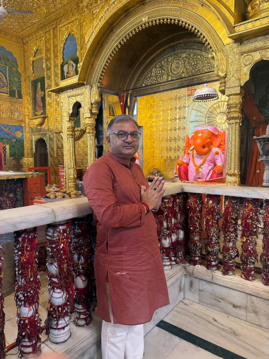 VivekTomarBJP's tweet photo. जयपुर प्रवास के दौरान तिलक नगर स्थित प्रसिद्ध श्री मोती डूंगरी गणेश जी महाराज के पावन मंदिर में दर्शन-पूजन कर आशीर्वाद प्राप्त करने का सौभाग्य मिला। 

गणपति बप्पा मोरया! 🚩🙏

@BJP4UP
@rajnathsingh
@blsanthosh
@mppchaudhary
@idharampalsingh
@NeerajSinghSays
 #Jaipur  #जयश्रीगणेश https://t.co/QgIZ9ZyB4p