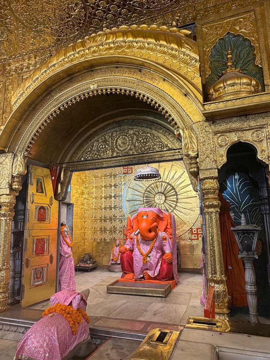 VivekTomarBJP's tweet photo. जयपुर प्रवास के दौरान तिलक नगर स्थित प्रसिद्ध श्री मोती डूंगरी गणेश जी महाराज के पावन मंदिर में दर्शन-पूजन कर आशीर्वाद प्राप्त करने का सौभाग्य मिला। 

गणपति बप्पा मोरया! 🚩🙏

@BJP4UP
@rajnathsingh
@blsanthosh
@mppchaudhary
@idharampalsingh
@NeerajSinghSays
 #Jaipur  #जयश्रीगणेश https://t.co/QgIZ9ZyB4p